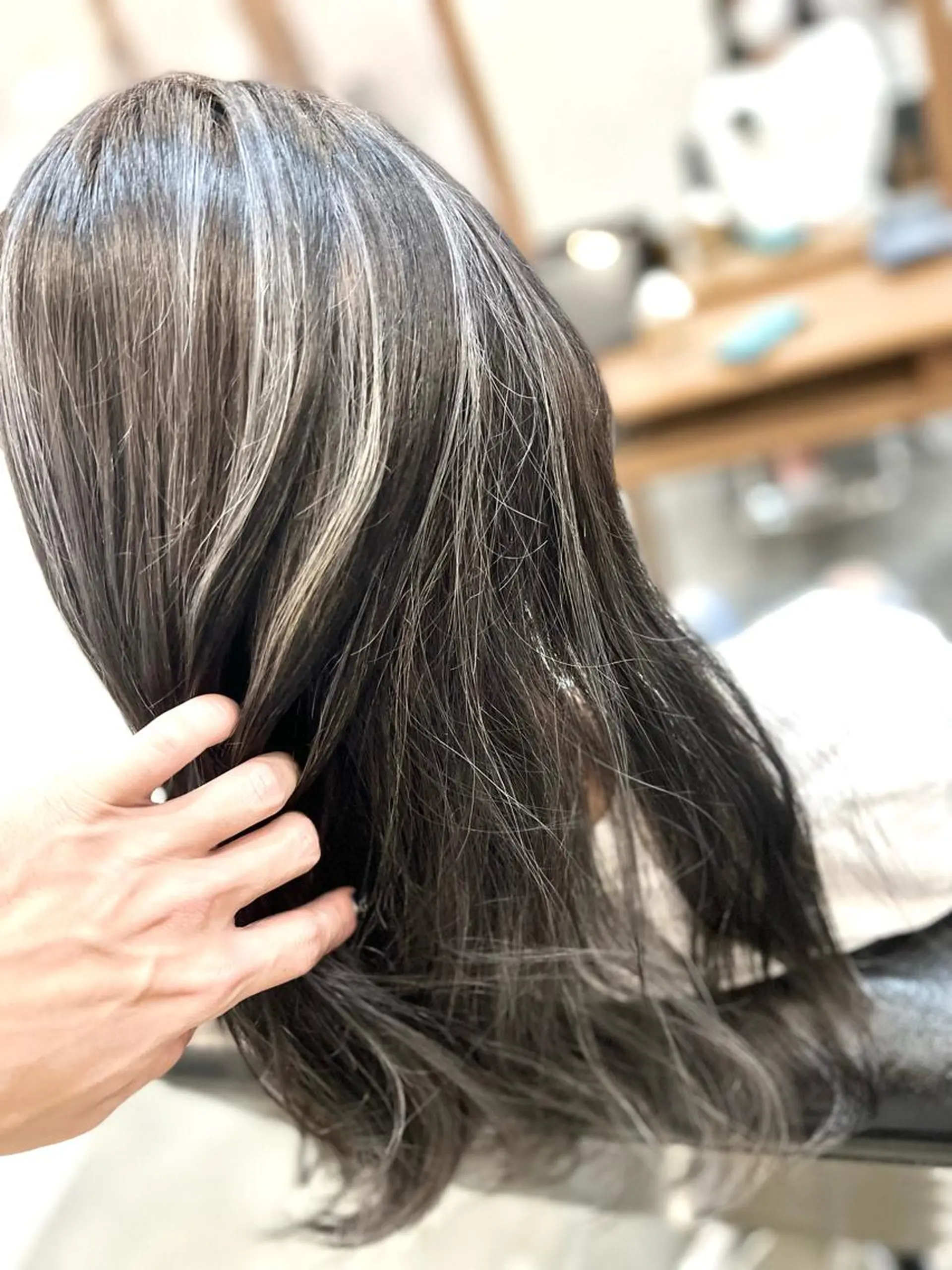 セミロング カラー ベージュカラー ブリーチ ハイライトカラー ホワイトベージュ ハイライト ヘアカラー トリートメント Style Tのヘアスタイル