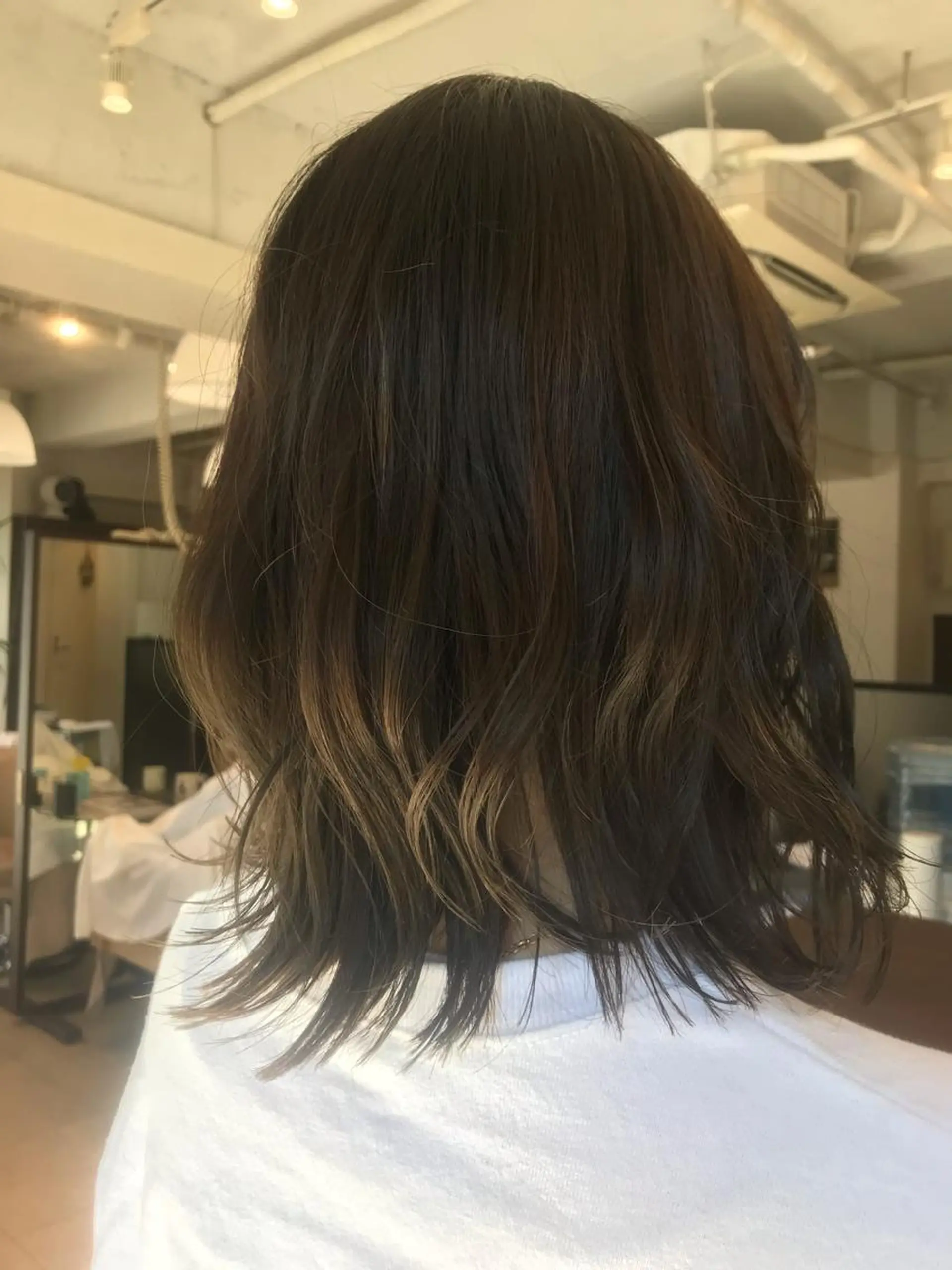 ミディアム カラー ベージュカラー ハイライトカラー オリーブベージュ ハイライト newi saLyu 片岡ふきのヘアスタイル