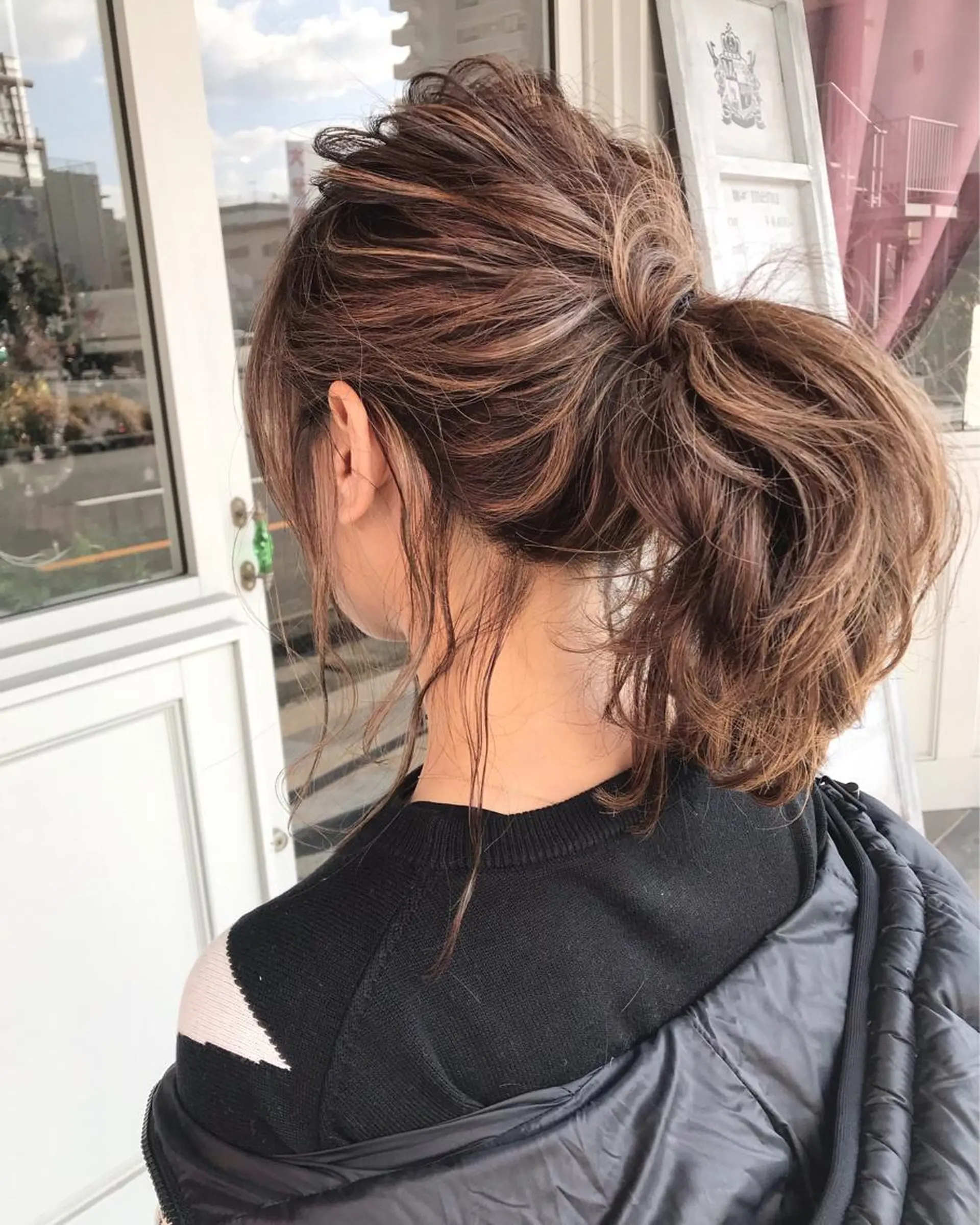 ミディアム カラー ヘアアレンジ お団子ヘア 切りっぱなしボブ バレイヤージュ ブリーチ デザインカラー Mariana/ 鶴原-ハイライトのヘアスタイル