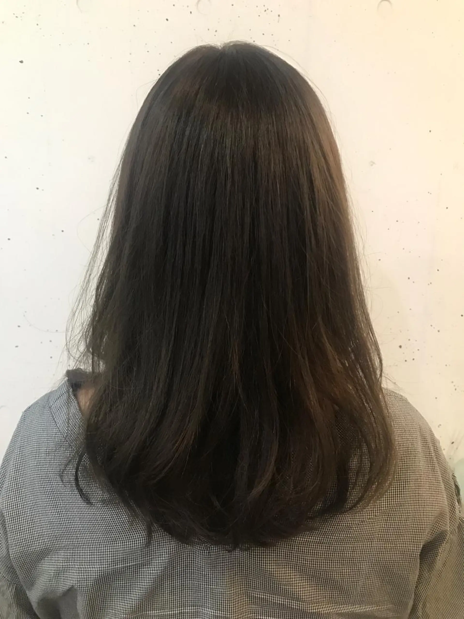 セミロング アッシュ アッシュグレー chama レイヤーカットのヘアスタイル