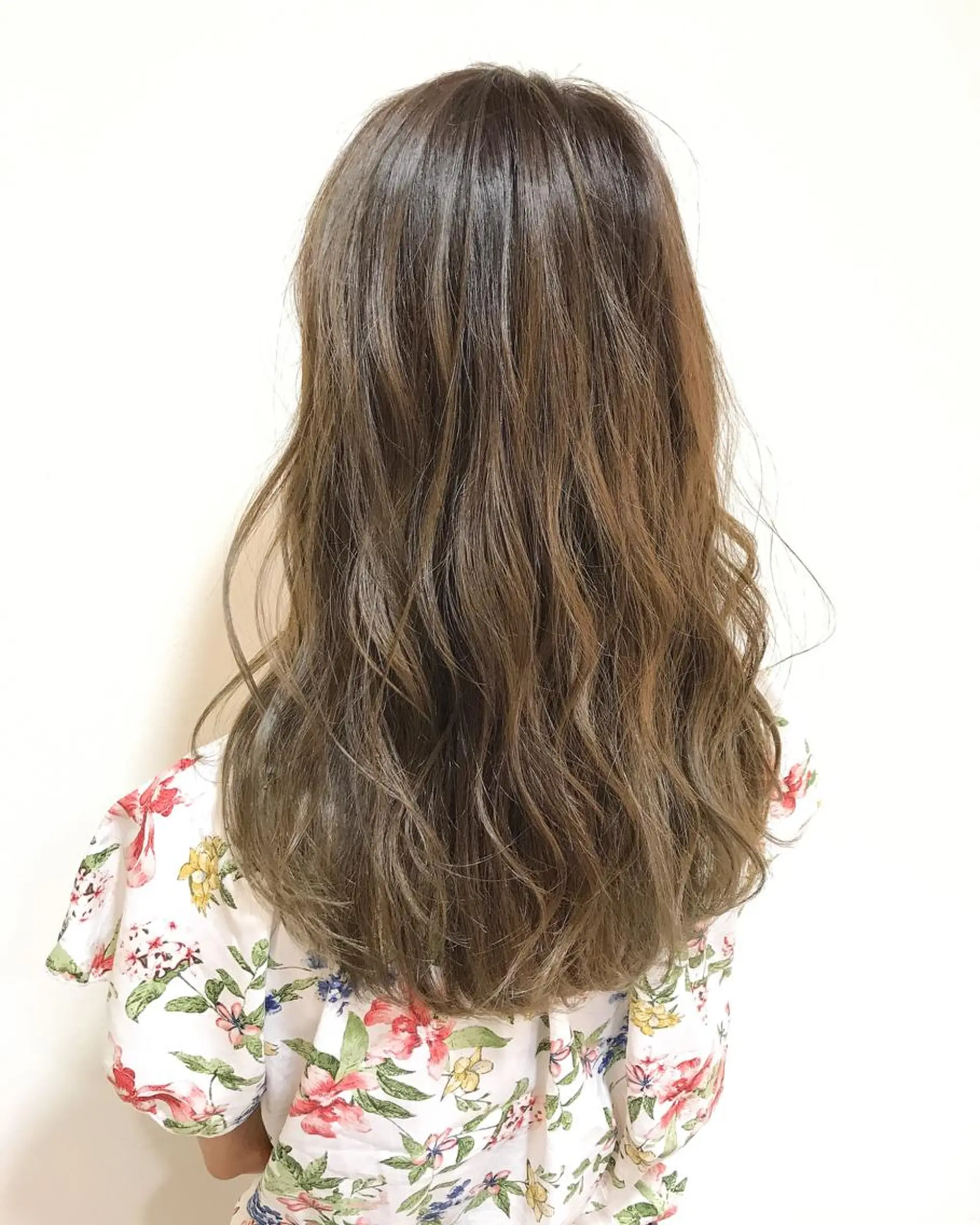 セミロング カラー アッシュ ハイトーンカラー イルミナカラー バイオレットカラー chiyo yasuのヘアスタイル