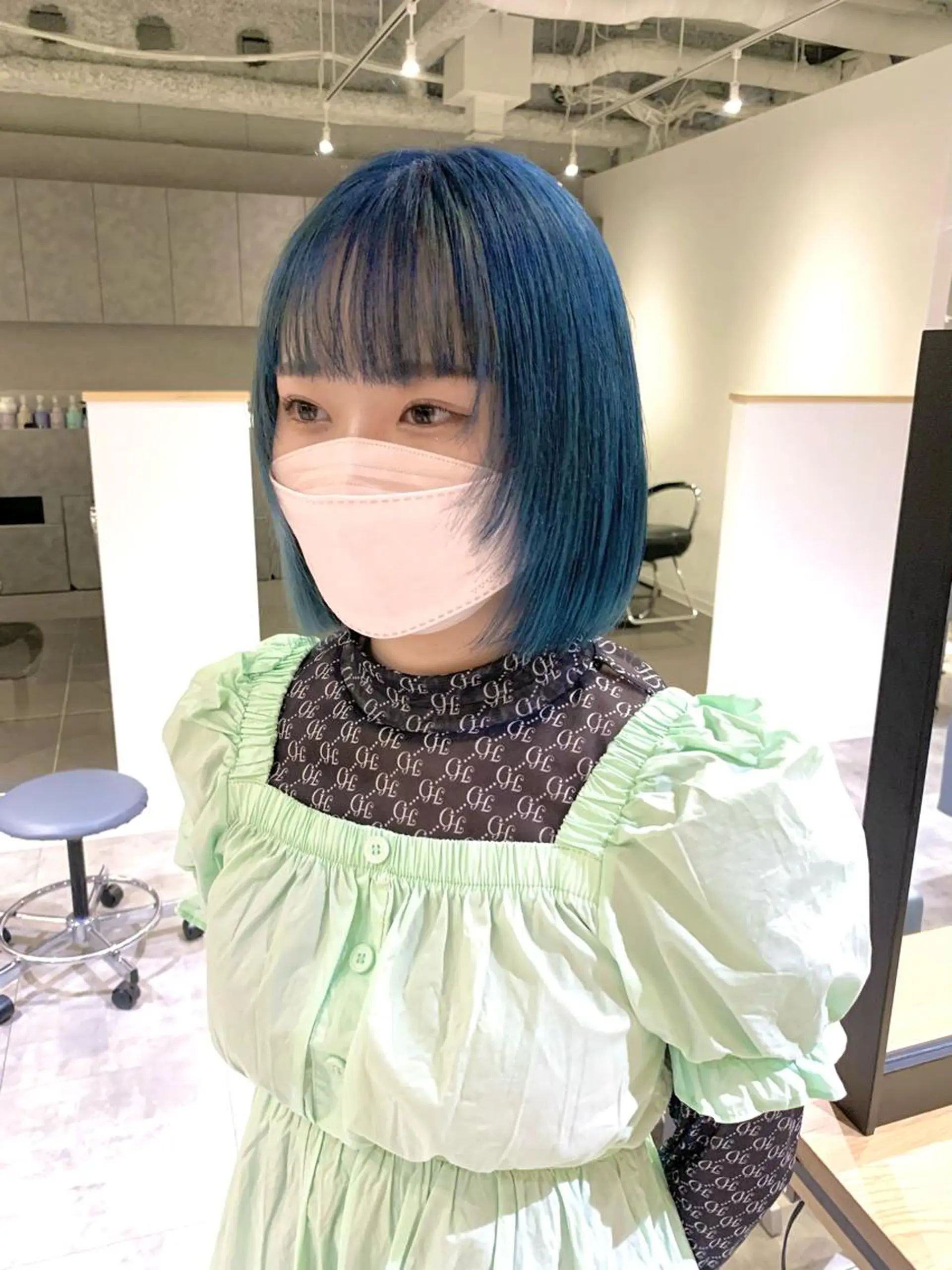 ショート カラー ブリーチ ブルーカラー デザインカラー ダブルカラー ハイトーンカラー カット 桃果 momokaのヘアスタイル
