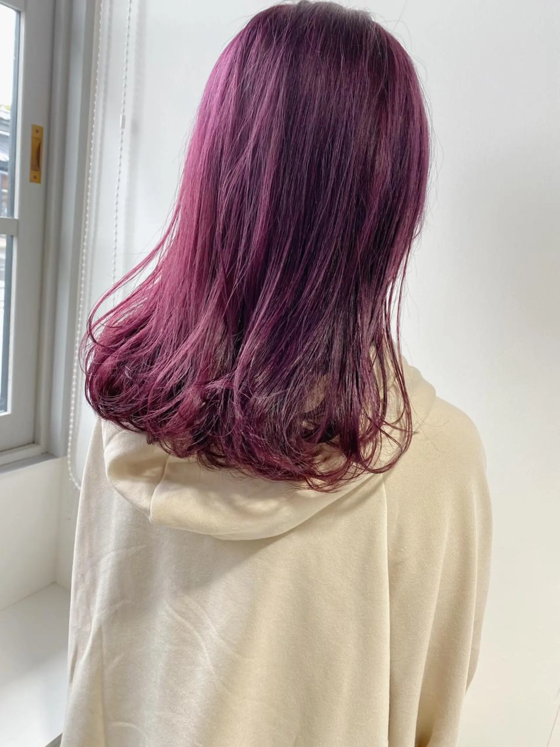 セミロング カラー カシス ピンクカラー カット ヘアカラー 新井 広之のヘアスタイル
