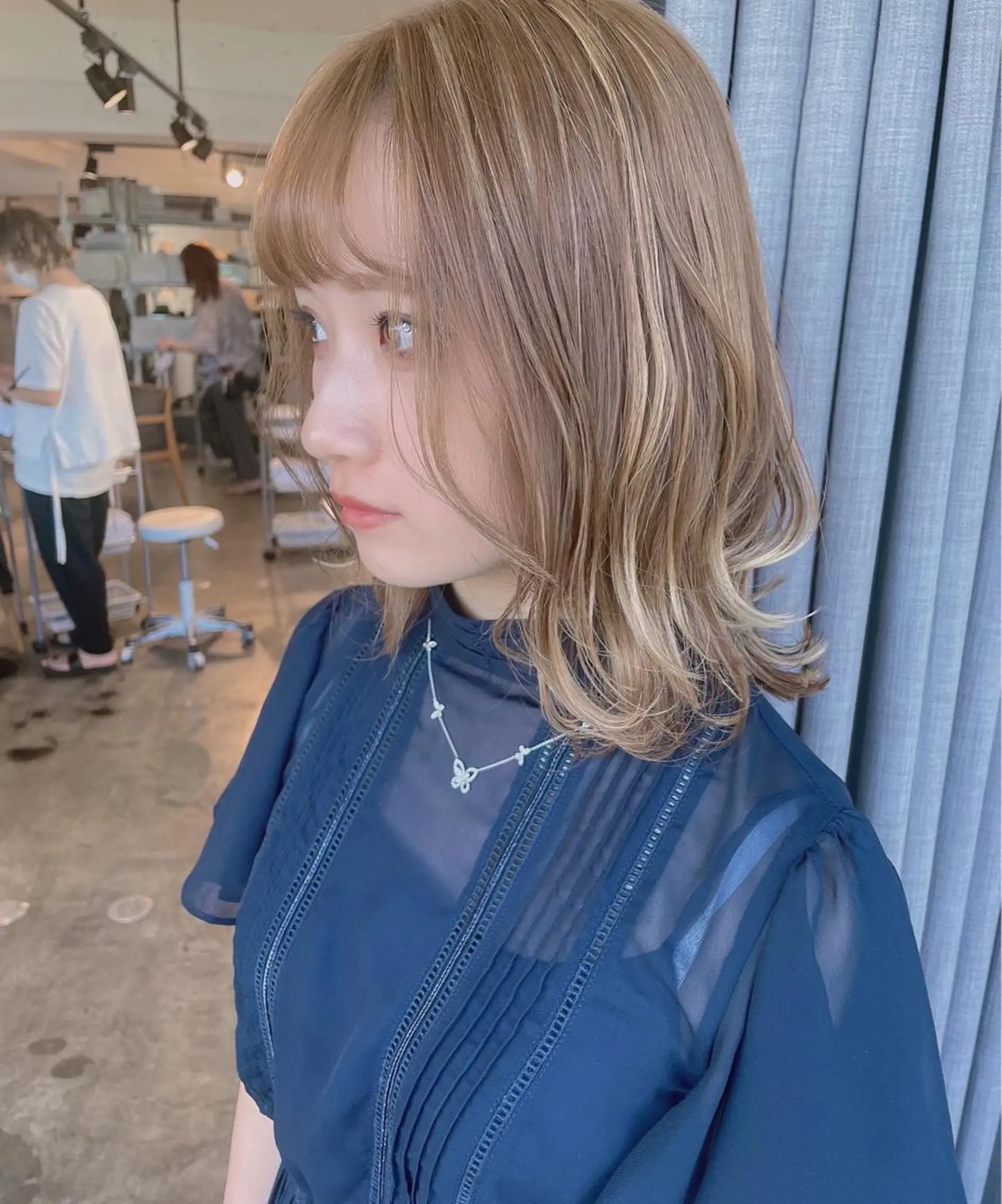 ミディアム ハイライト ヘアカラー トリートメント ハイトーン/レイヤー /ケアブリーチ石川治のヘアスタイル