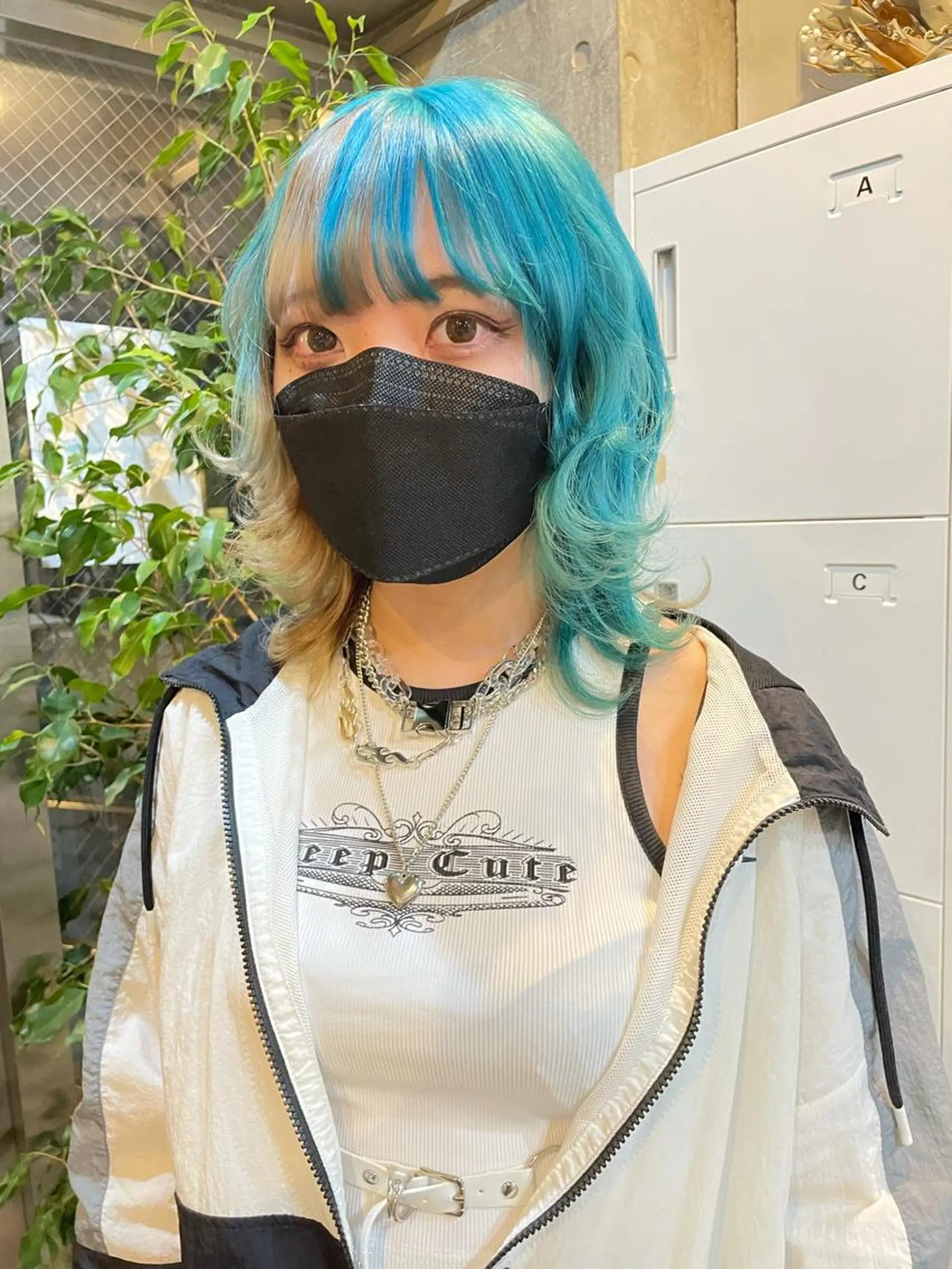 ミディアム カラー アディクシーカラー ベージュカラー ブリーチ ブルーカラー ケアブリーチ カット ヘアカラー トリートメント もにか🌞原宿/渋谷 🌝ブリーチカラーのヘアスタイル