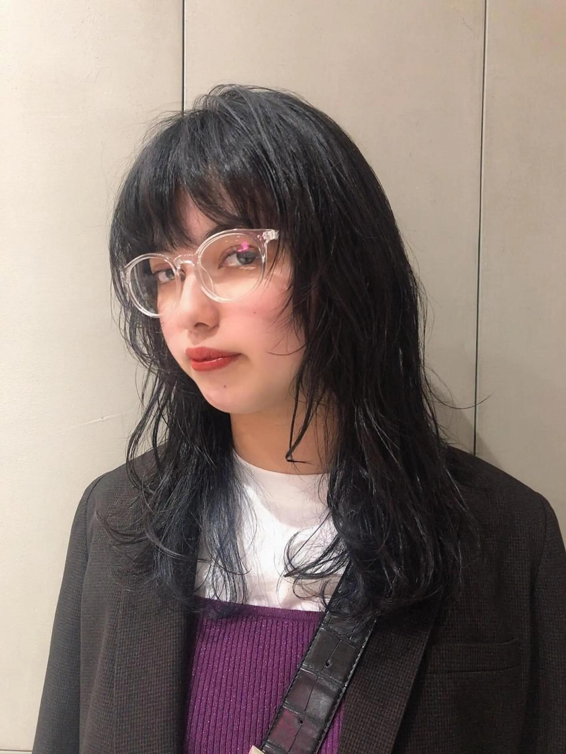 セミロング カラー ウルフカット 古屋 花織のヘアスタイル