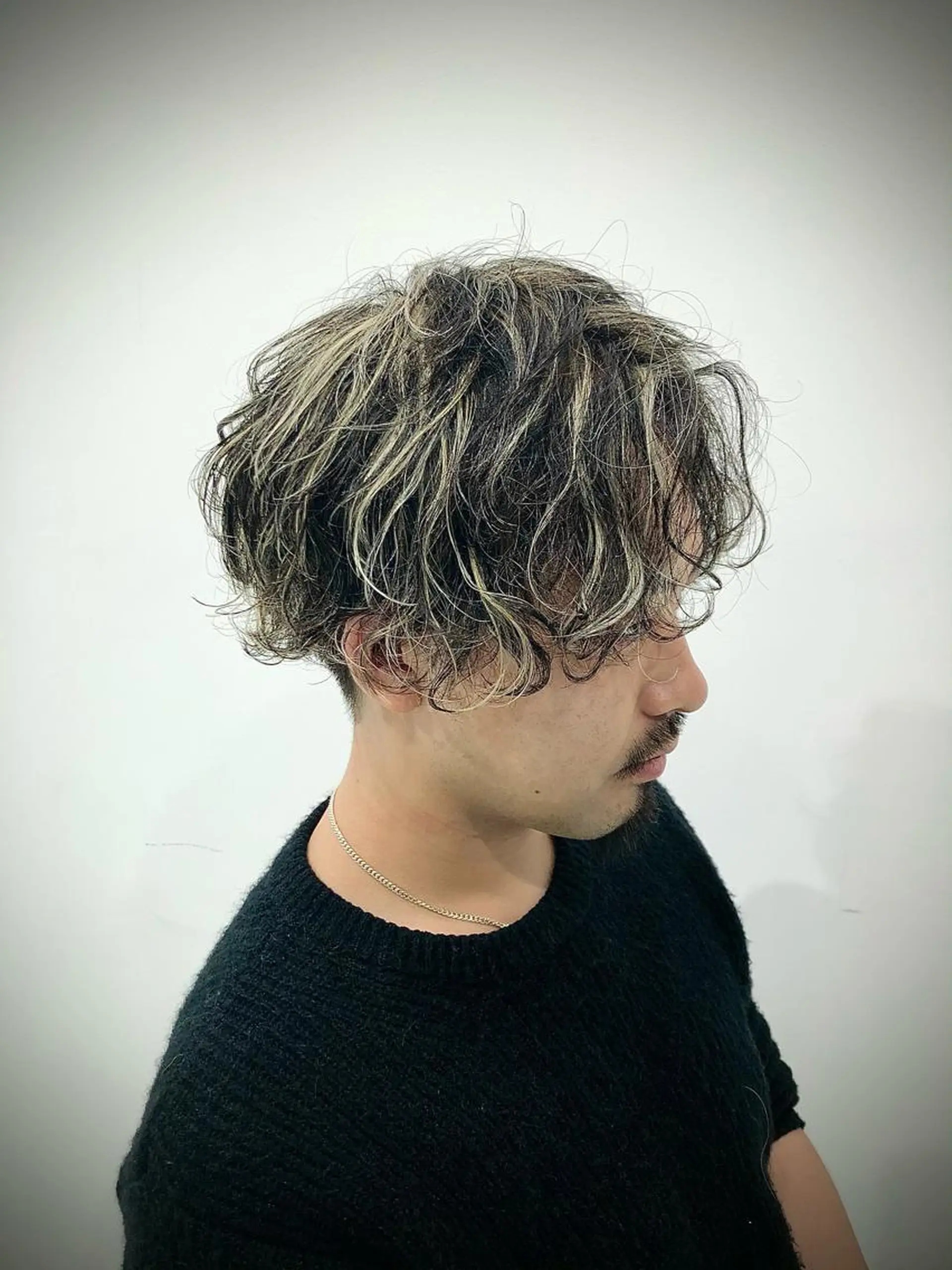 ショート パーマ カット パーマ Kro ハイトーン×デザインのヘアスタイル