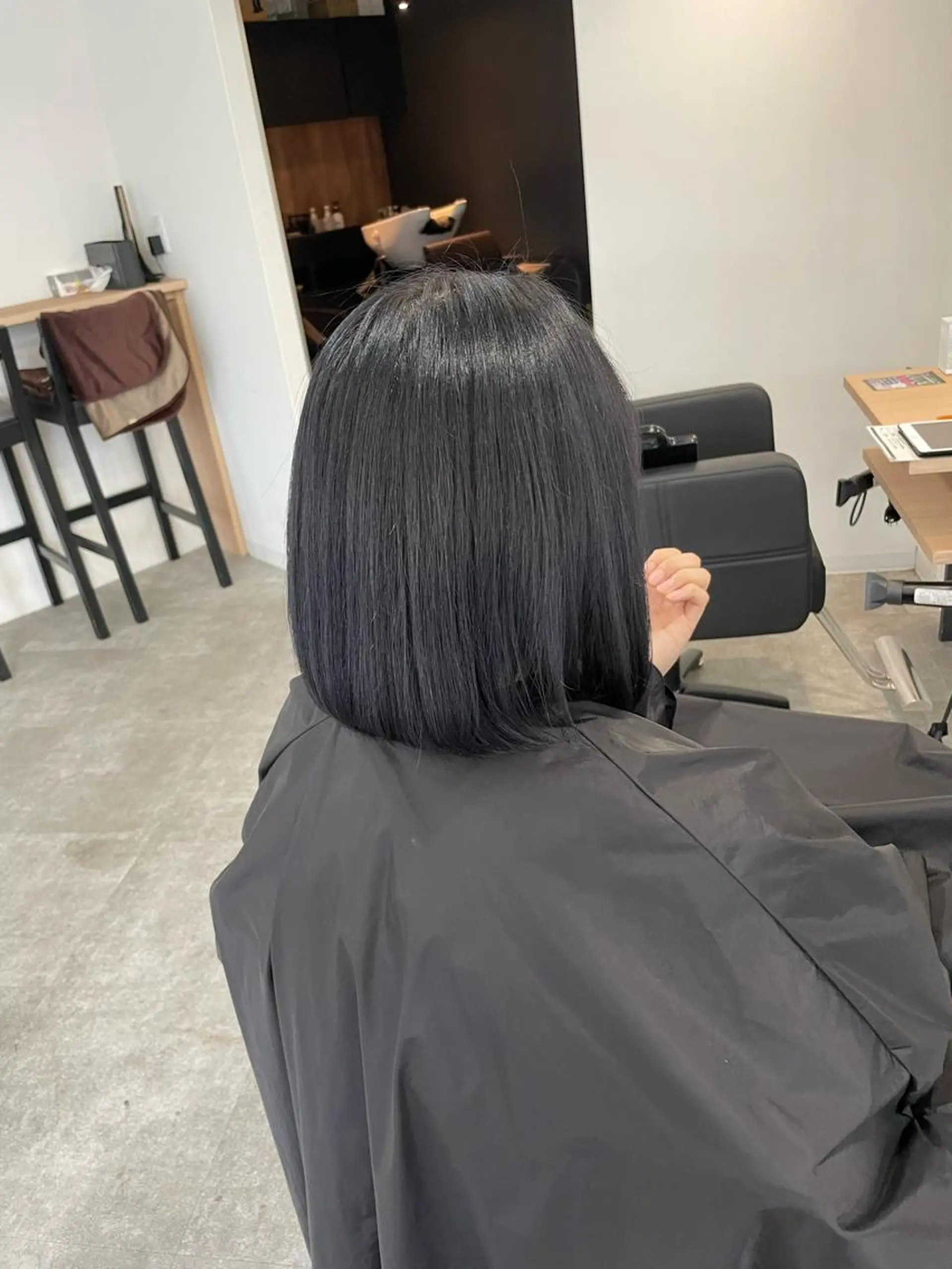 ミディアム カラー 黒髪 ブルーカラー ブルーブラック ヘアカラー トリートメント ヘアセット 難波ブリーチカラー 伊藤洋輝のヘアスタイル