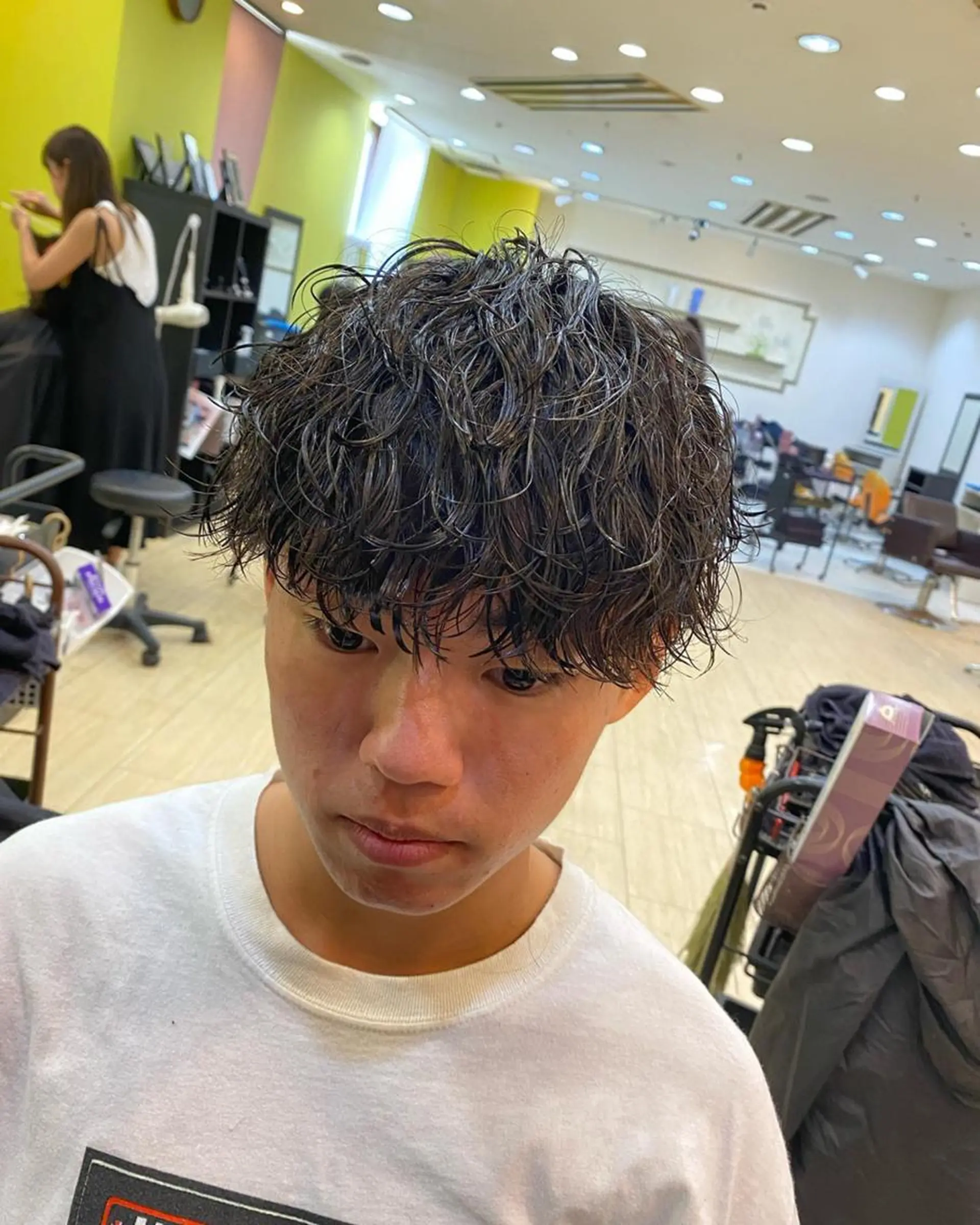 パーマ メンズ 三ノ宮フェザーパーマ 蕃本 啓利のヘアスタイル