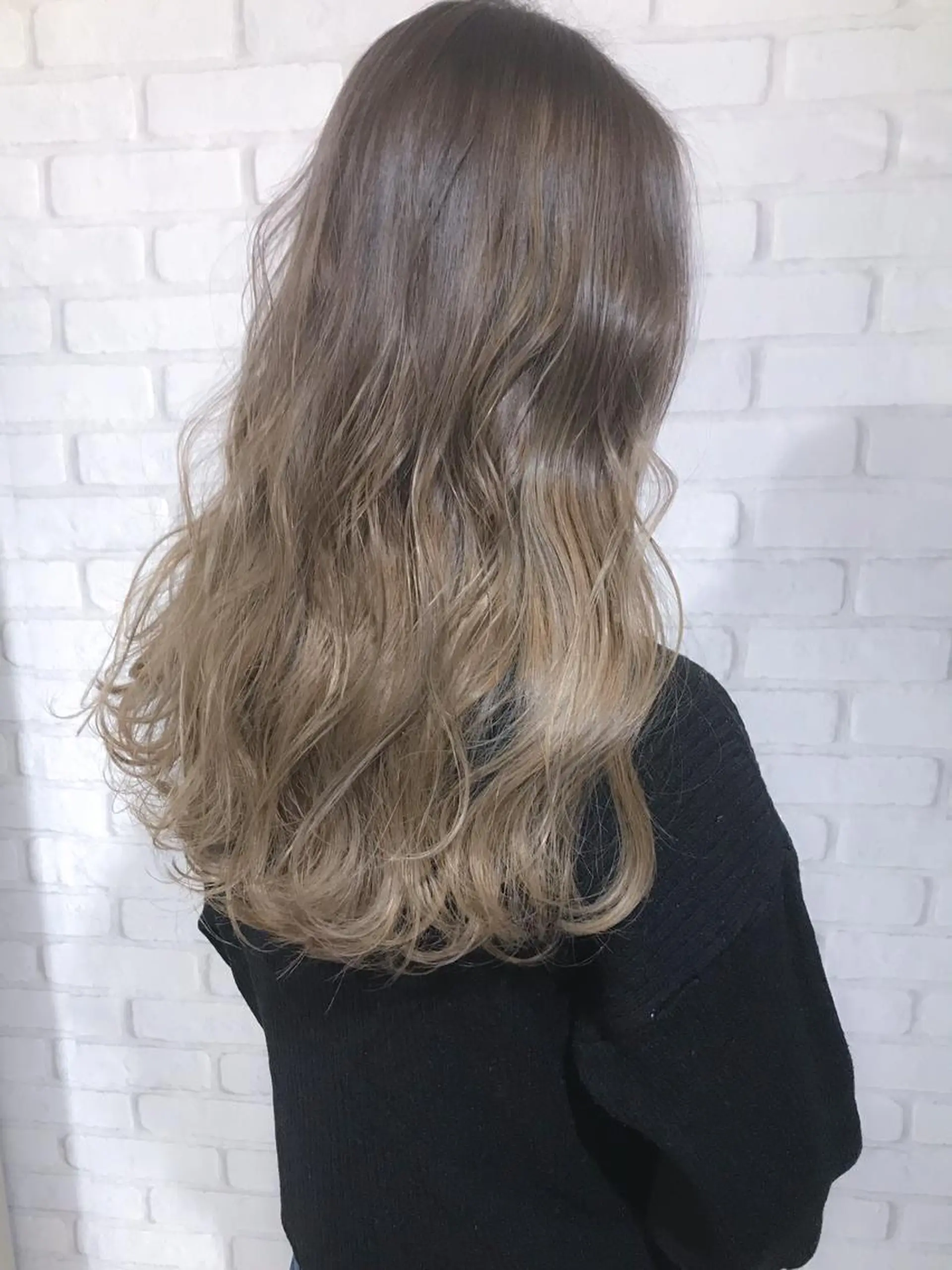 ロング カラー ベージュカラー グラデーションカラー ミルクティーベージュ エクステ(レミー毛) NINEのヘアスタイル