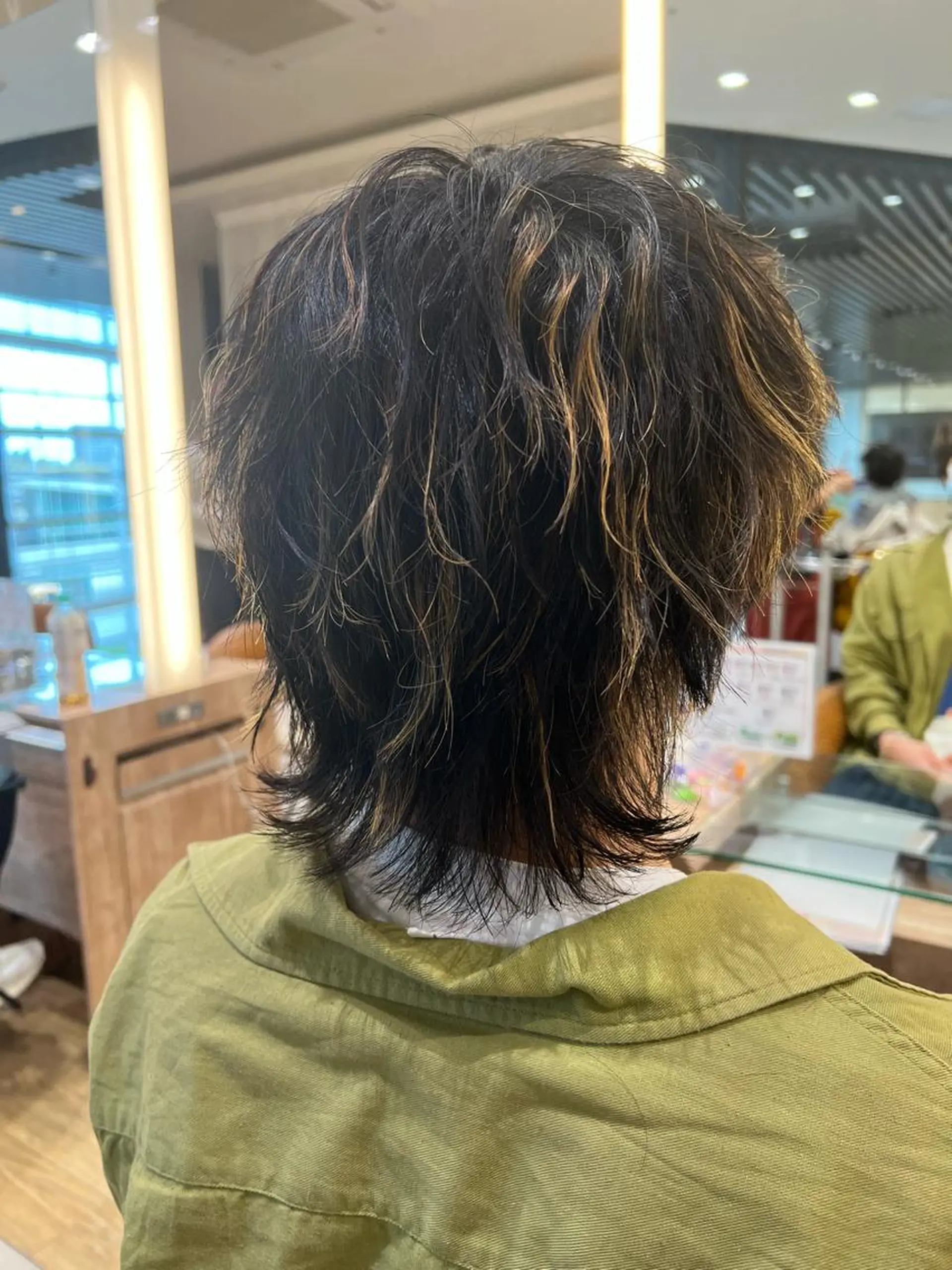 カラー パーマ メンズ メンズハイライト メンズメッシュ ハイライトカラー メッシュ カット パーマ 赤本悠斗波巻きパーマ メンズパーマのヘアスタイル
