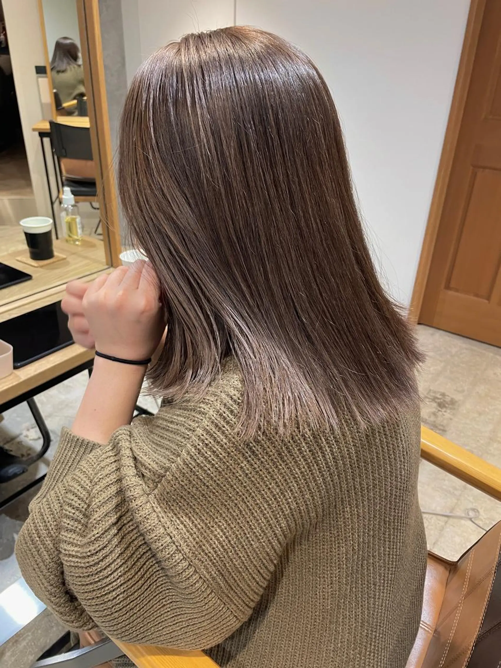 セミロング カラー ZOA classic hair所属・東 みのりのヘアスタイル