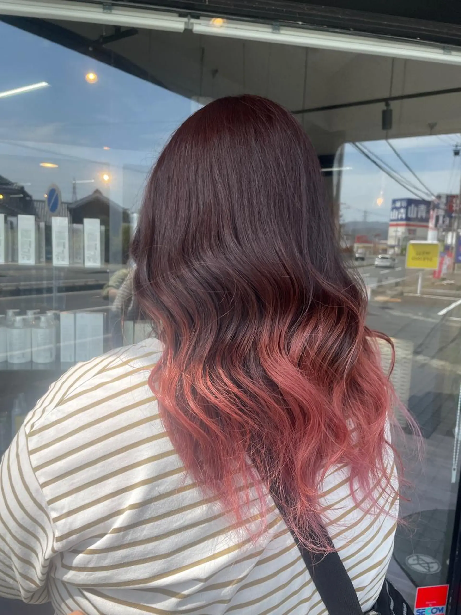 セミロング カラー ブリーチ ブラウンカラー グラデーションカラー ピンクカラー ピンクブラウン alu所属・マキノ キョウカのヘアスタイル