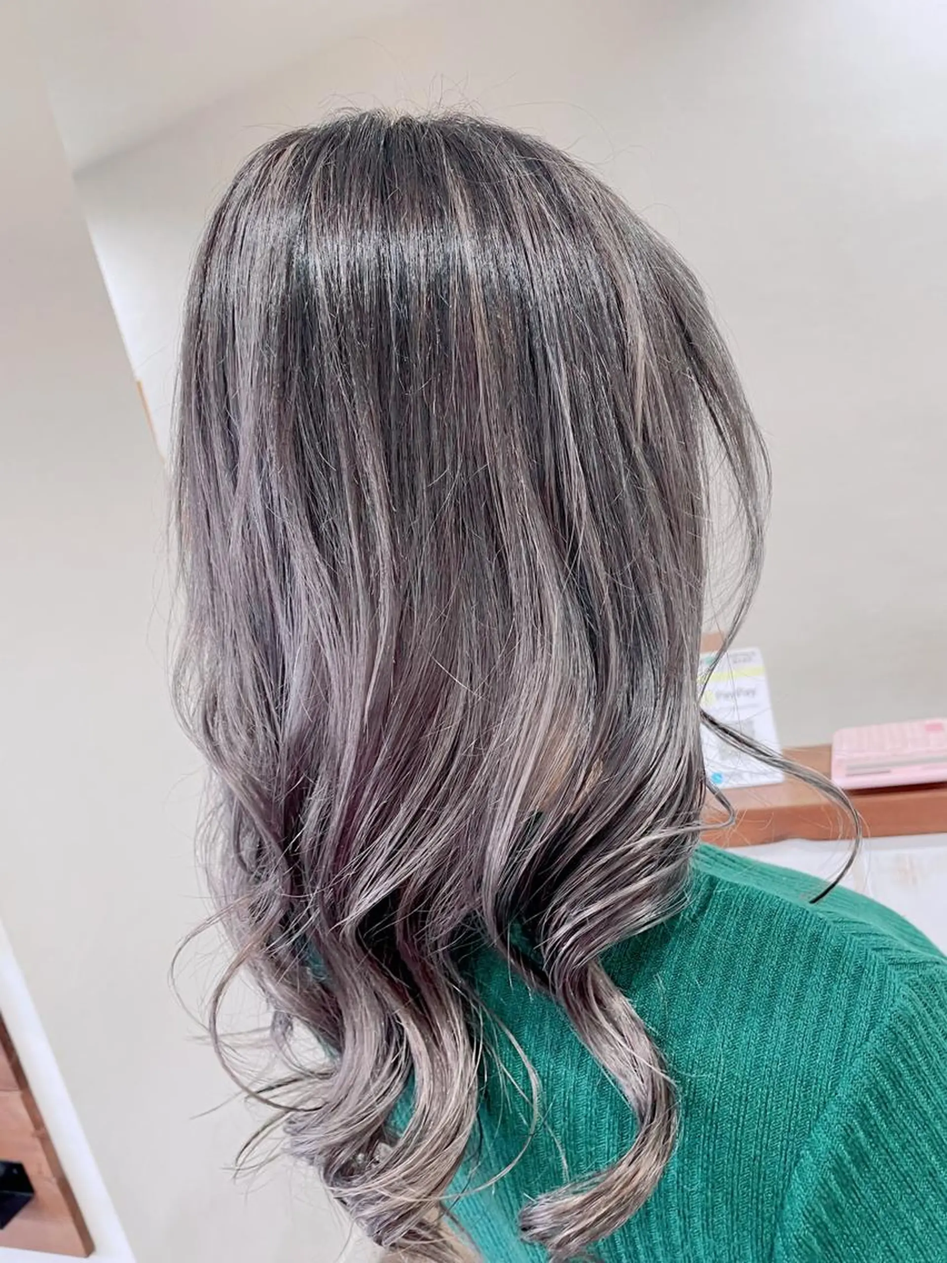 セミロング カラー 塩崎 明菜のヘアスタイル