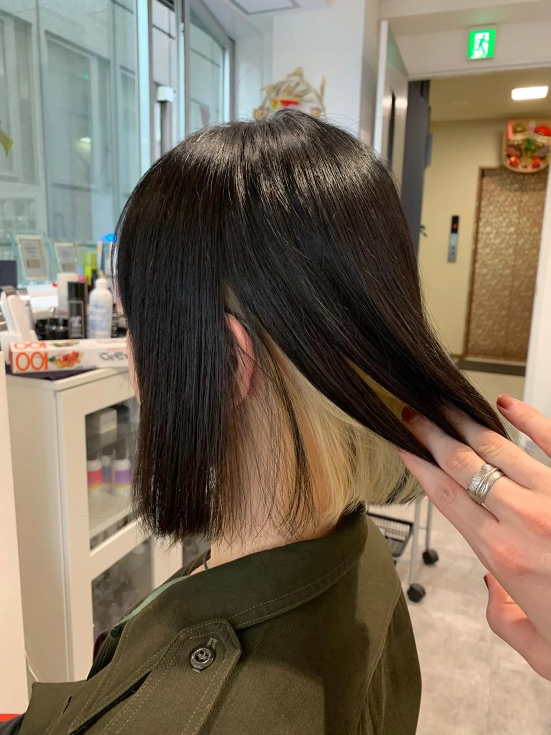 ショート カラー アッシュ バレイヤージュ ベージュカラー ブロンド ブルーカラー Nishida Ryomaのヘアスタイル