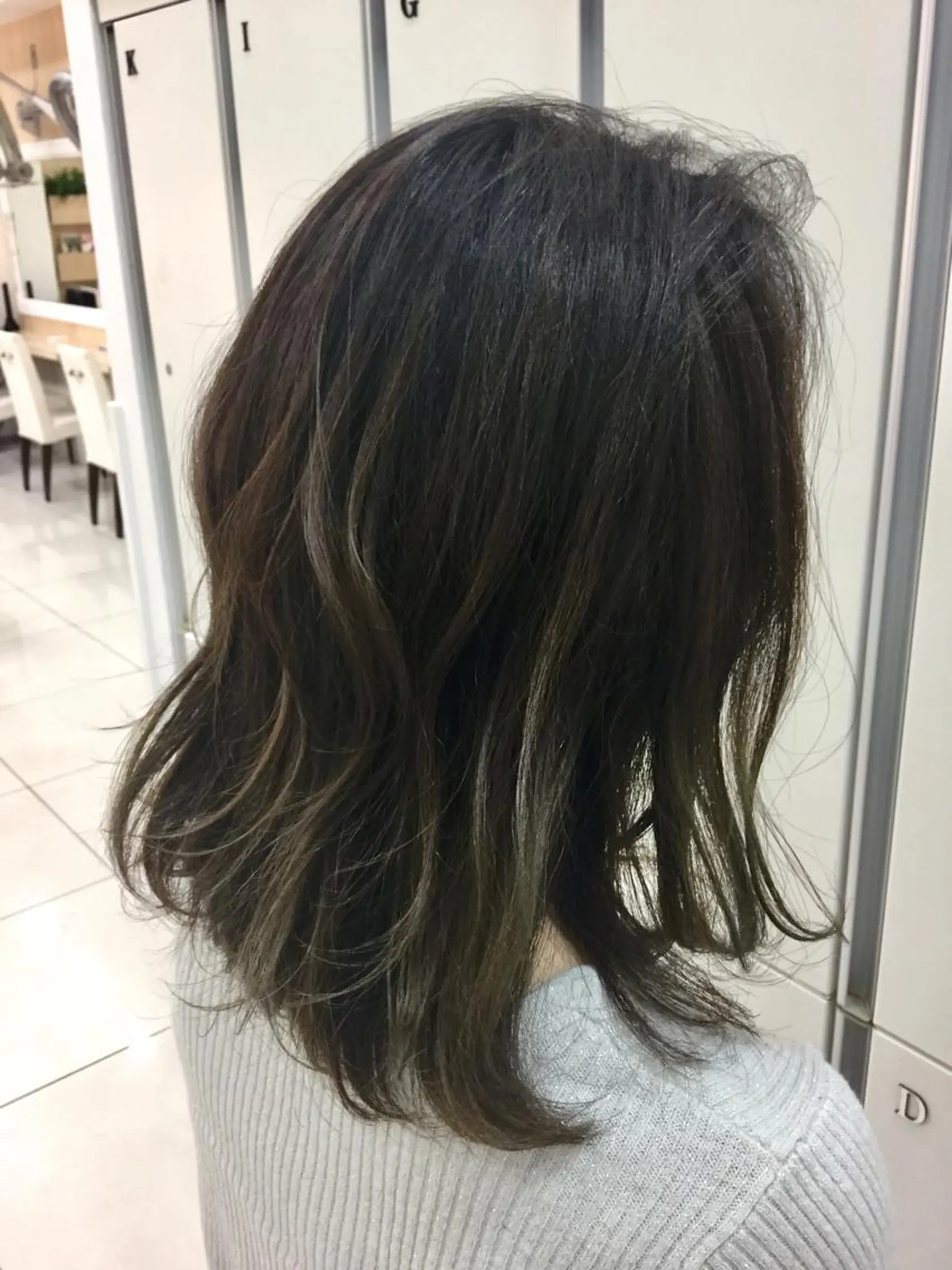 ミディアム カラー アッシュ バレイヤージュ 黒髪 ブリーチ グラデーションカラー Ash 山田 勇太のヘアスタイル