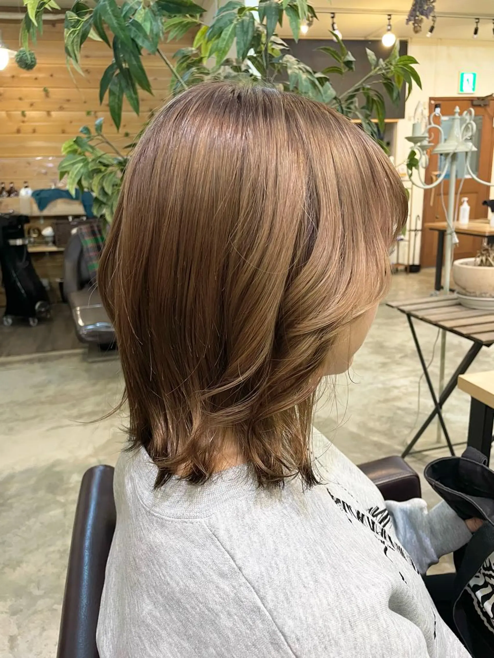 ショート カラー ベージュカラー ブリーチ ミルクティーベージュ 艶カラー／ハイトーン Anjuのヘアスタイル