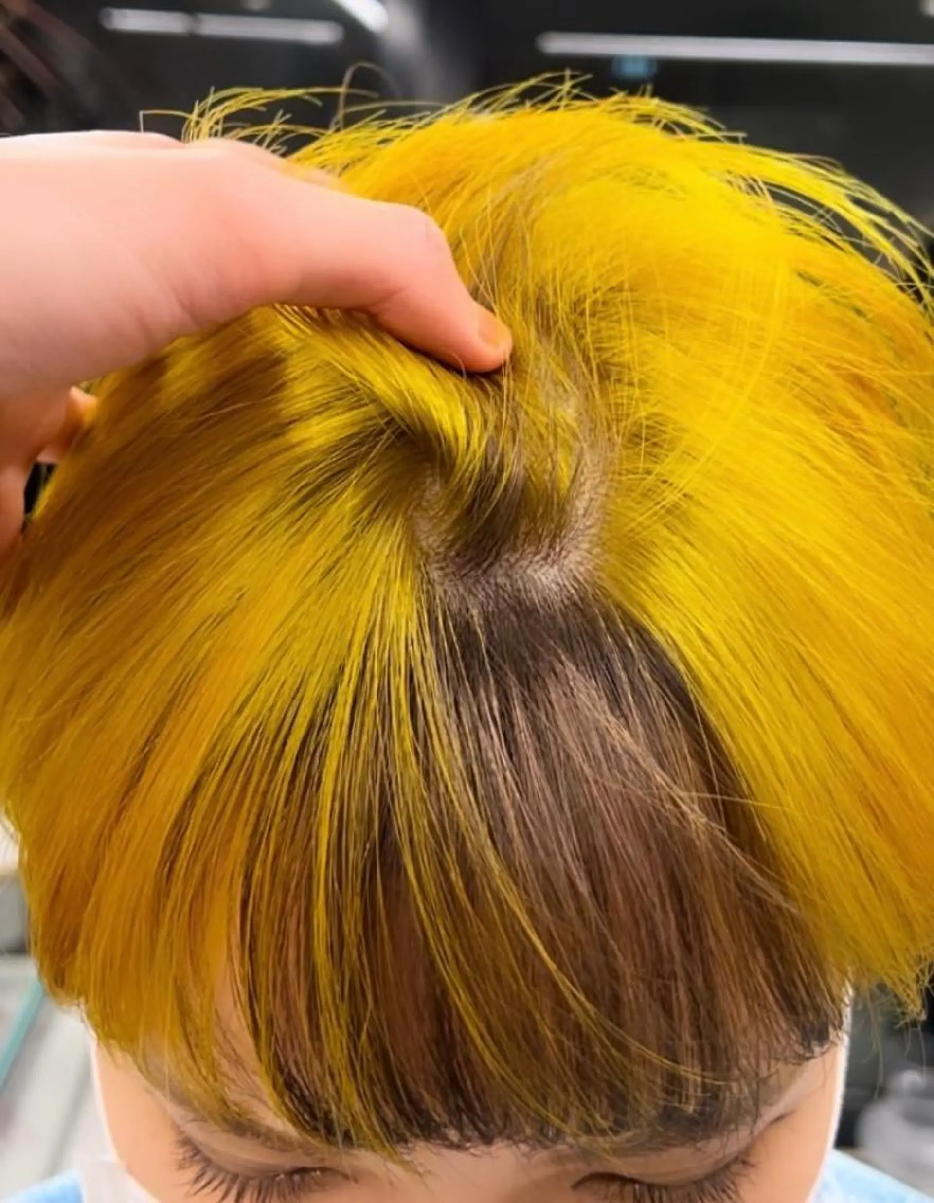 ショート カラー ブリーチ ブラウンカラー デザインカラー イエローカラー サキ🤍ハイトーン 🩰くびれ巻きヘアのヘアスタイル