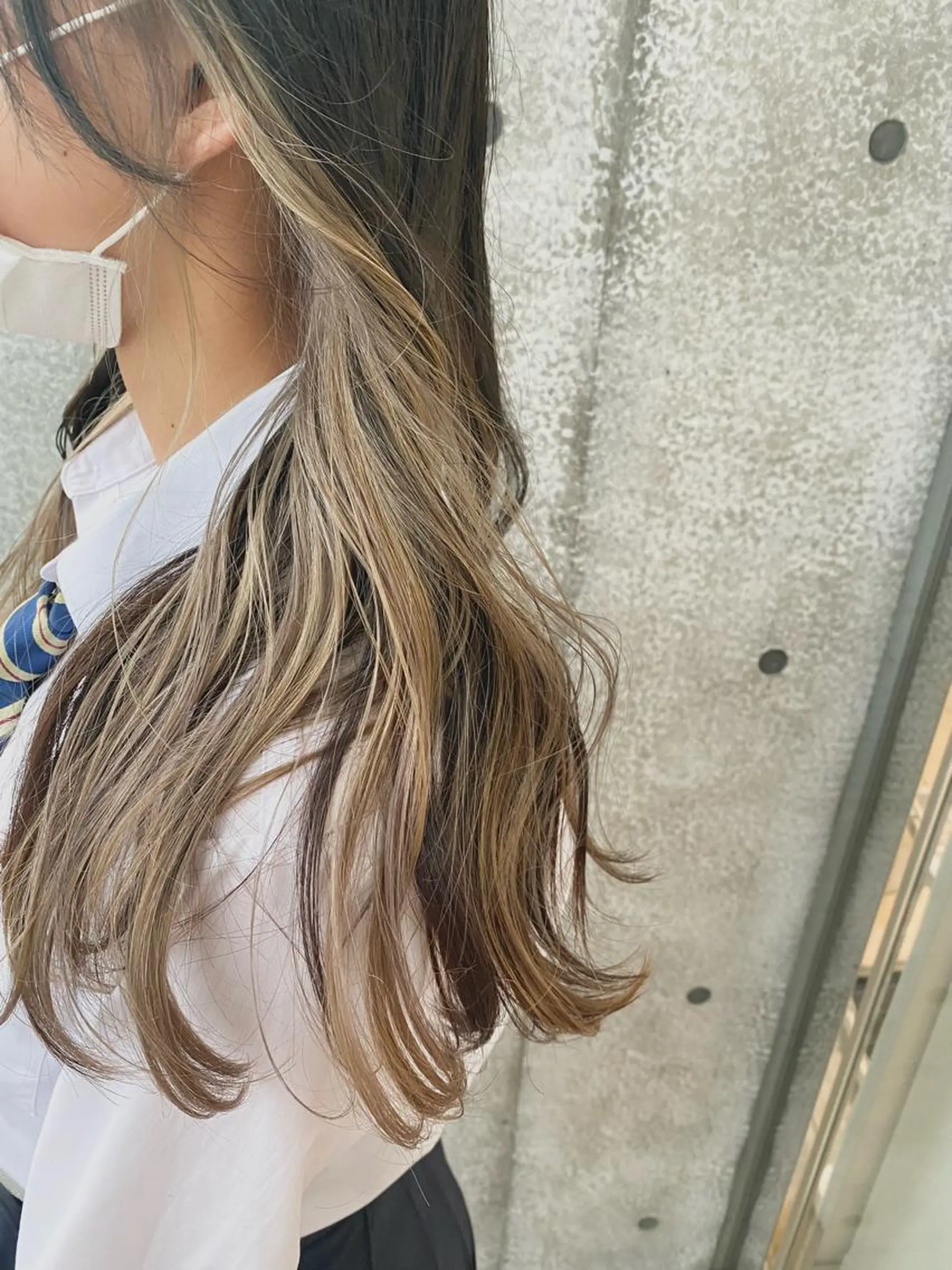 ロング カラー ベージュカラー ブリーチ ホワイトベージュ ヘアカラー エクステ／インナー カラー 礒野朱里のヘアスタイル