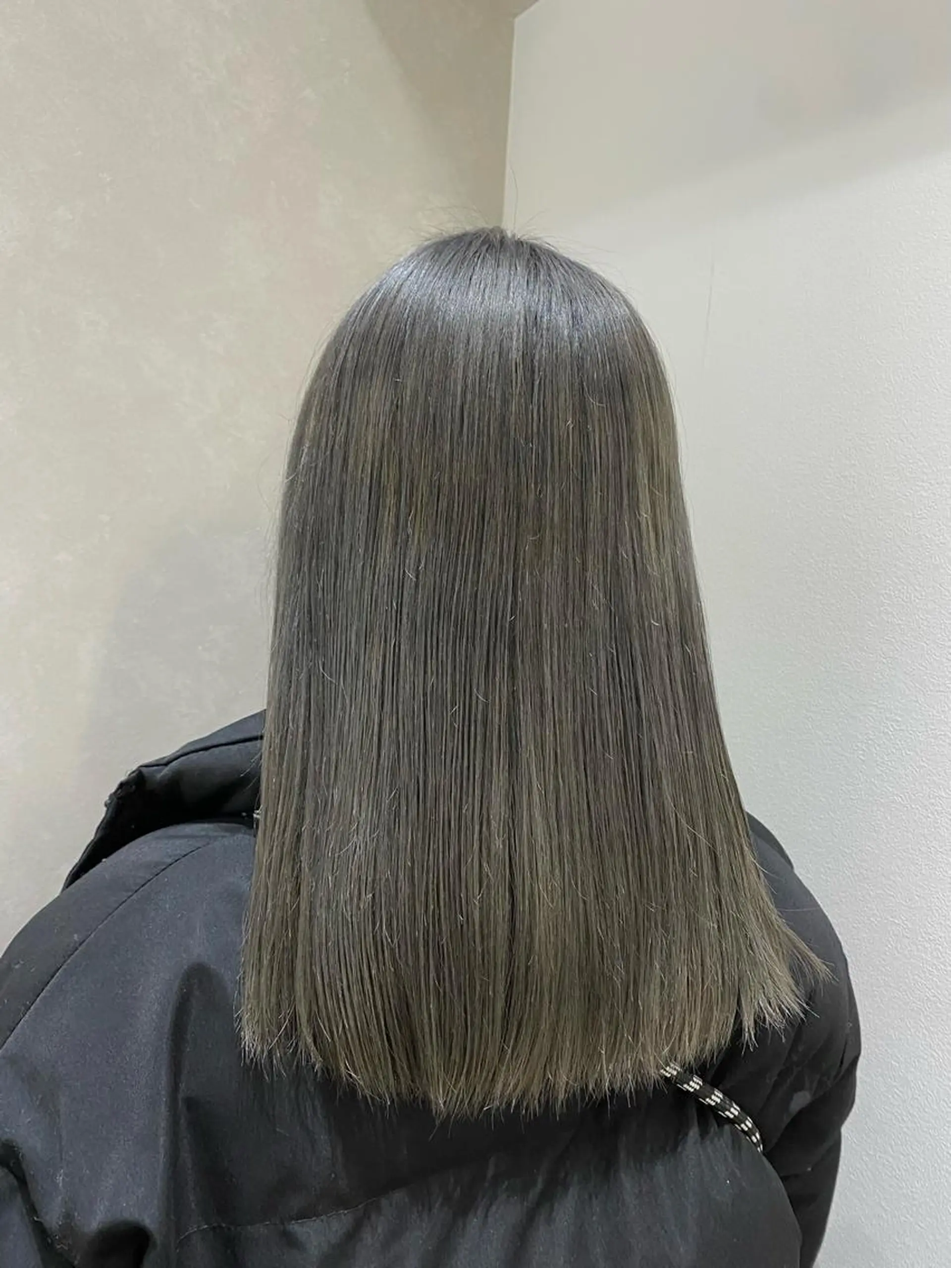 ミディアム カラー メンズ メンズブリーチ ブリーチ グレージュ シルバー シルバーグレージュ ヘアカラー HAZEL博多所属・杉村 一輝のヘアスタイル