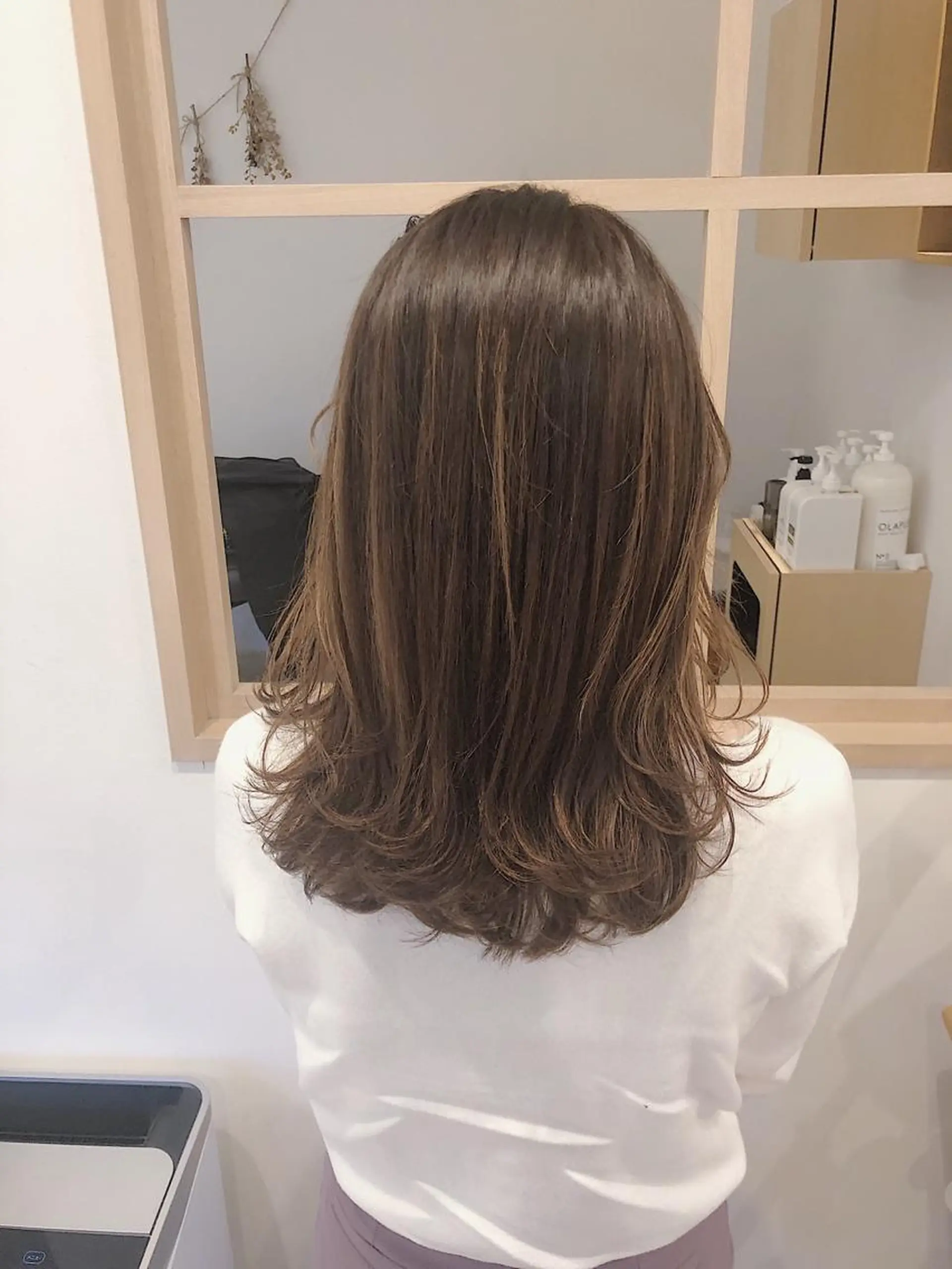 ミディアム カラー パーマ ヘアアレンジ バレイヤージュ ベージュカラー ブリーチ ミルクティーベージュ レイヤーカット カット ヘアカラー トリートメント 【ツヤ髪美容師】 ツダケイスケのヘアスタイル