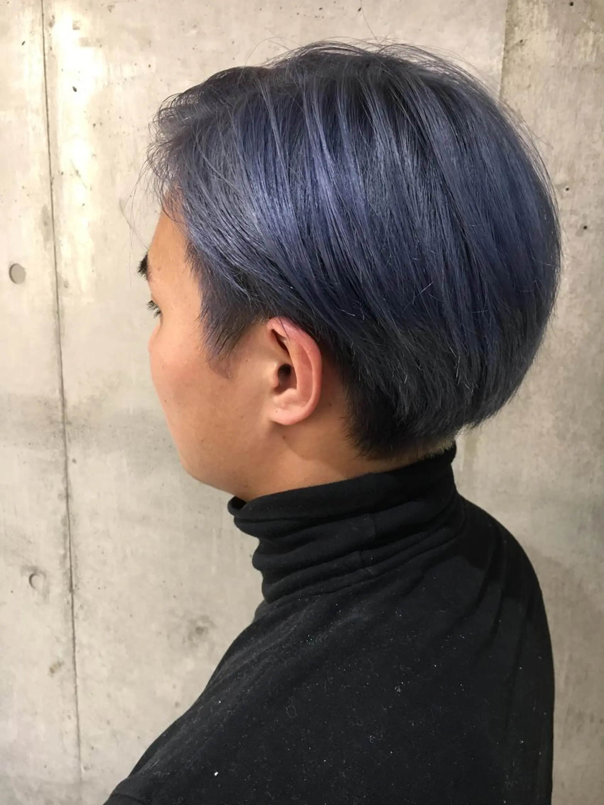 カラー メンズ ブルーカラー シルバー 新宿／透明感カラー／ 阿久津凜のヘアスタイル
