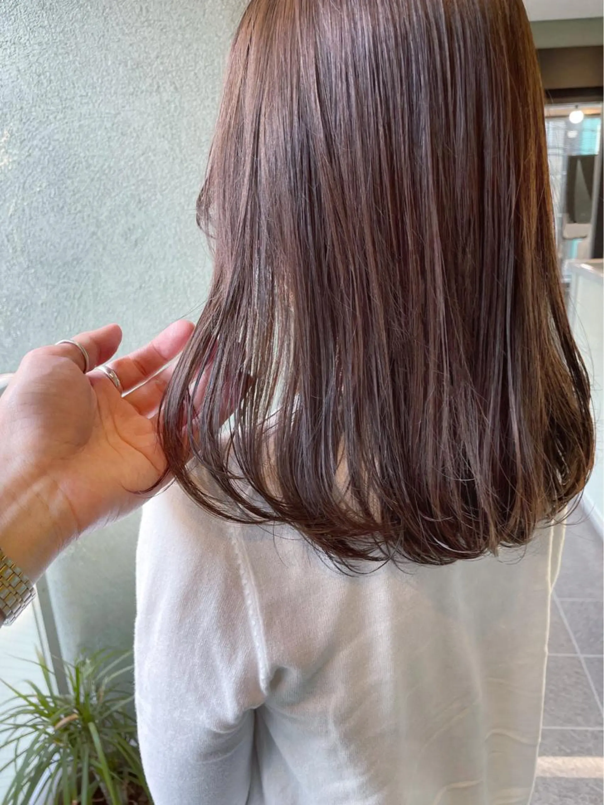 ミディアム カラー アッシュ ベージュカラー カット ヘアカラー トリートメント HIROKI ” stylistのヘアスタイル