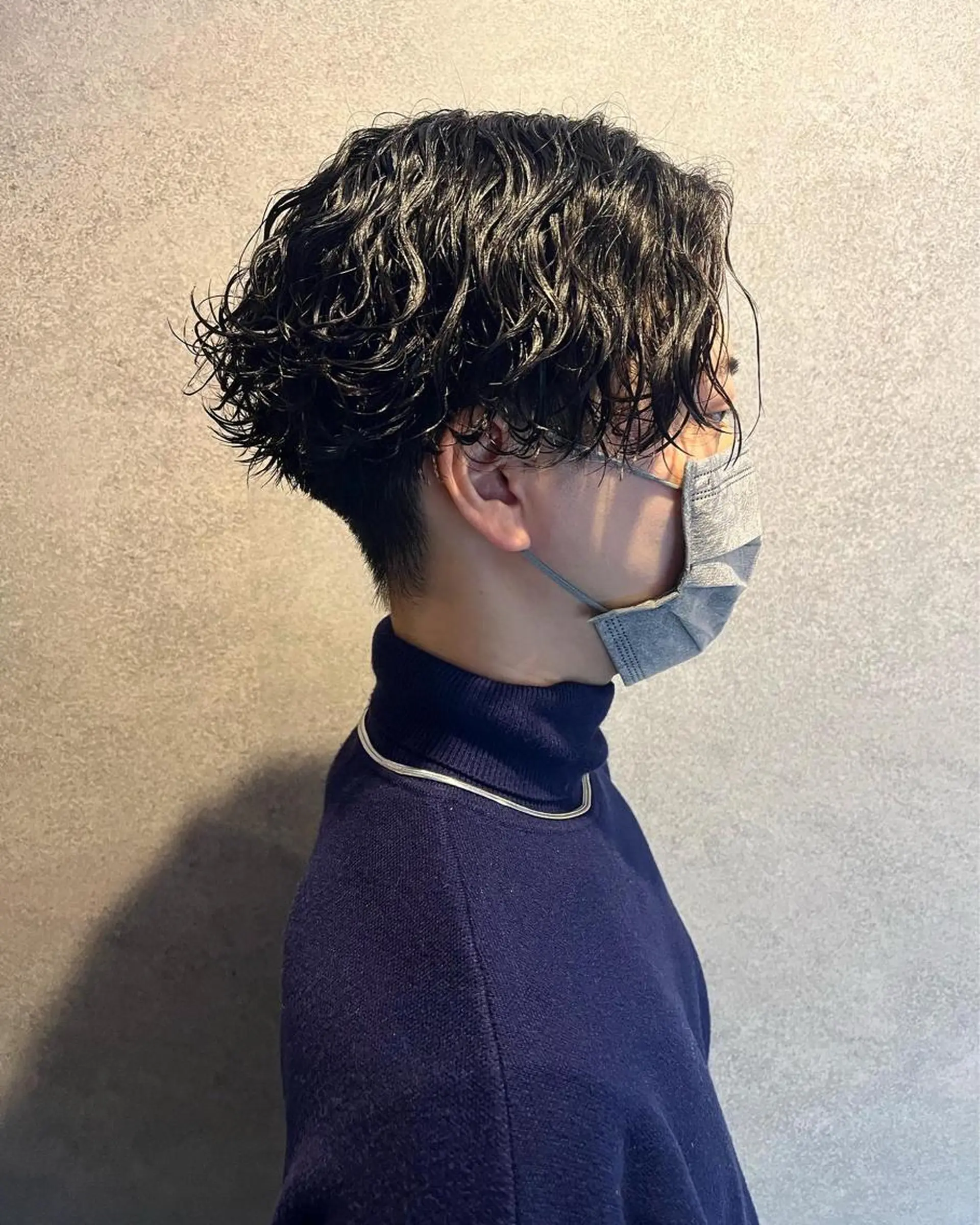 ショート カラー パーマ メンズ センターパート 波巻きパーマ カット パーマ ヘアセット 森下 佑大のヘアスタイル