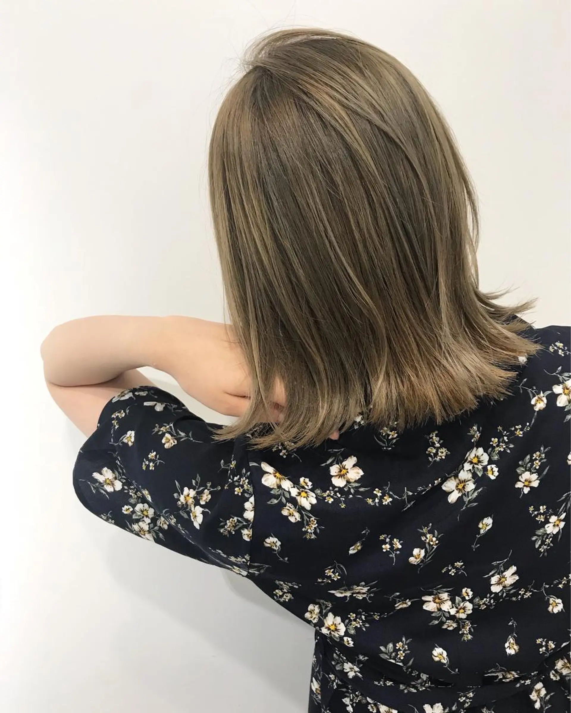 ミディアム カラー アッシュ ブリーチ ミルクティーアッシュ カット ヘアカラー grow恵比寿【グロウ】髪質改善/ハイライト/ブリーチ/レイヤーカット所属・奥野 貴史　代表　レイヤーのヘアスタイル