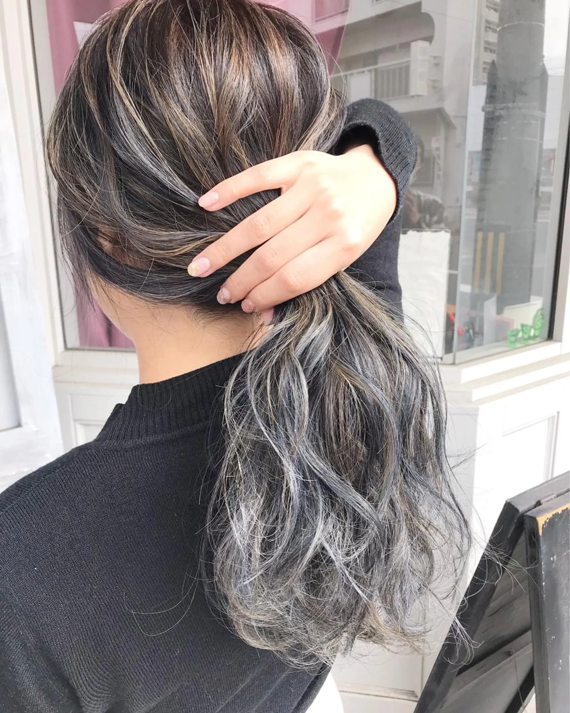 ロング カラー ヘアアレンジ お団子ヘア 切りっぱなしボブ バレイヤージュ ブリーチ デザインカラー Mariana/ 鶴原-ハイライトのヘアスタイル