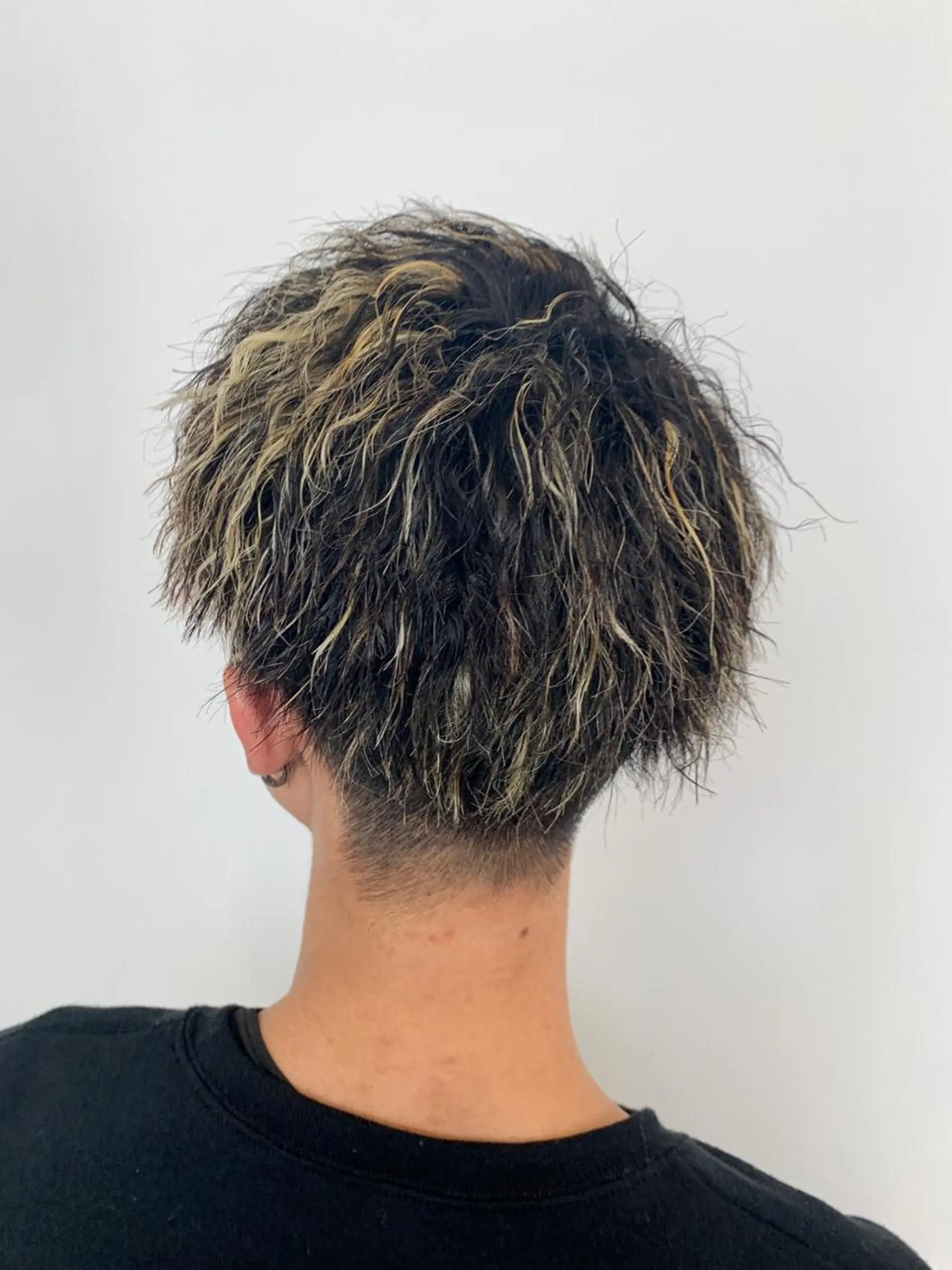 ショート カラー パーマ メンズ メンズハイライト メンズパーマ メンズツイストパーマ ハイライトカラー ハイライト Natural hair designing【ナチュラル　ヘアーデザイニング】所属・新井啓介 宇都宮美容師のヘアスタイル