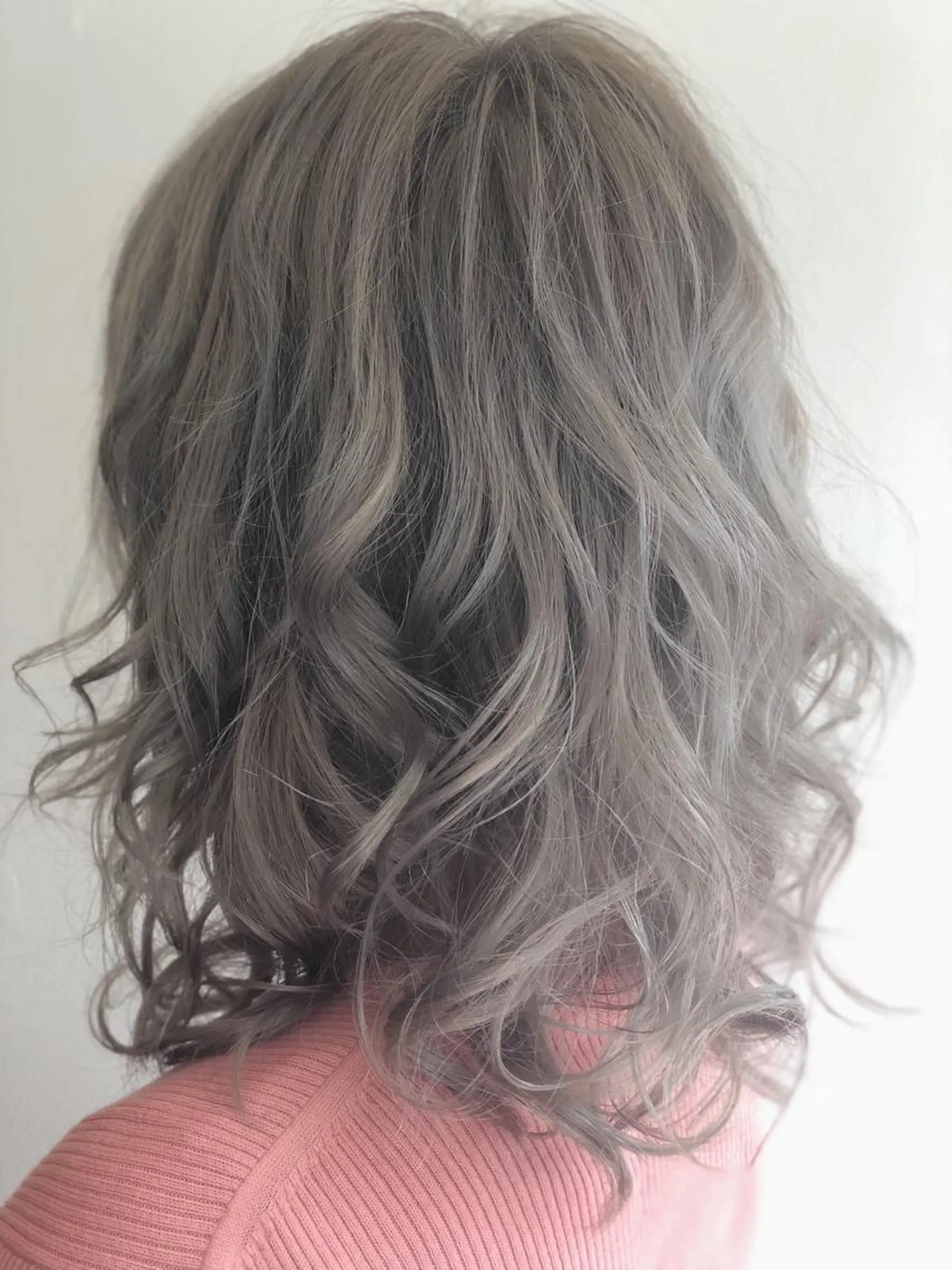 ミディアム カラー グレージュ シルバー シルバーグレージュ 菅 翔太のヘアスタイル