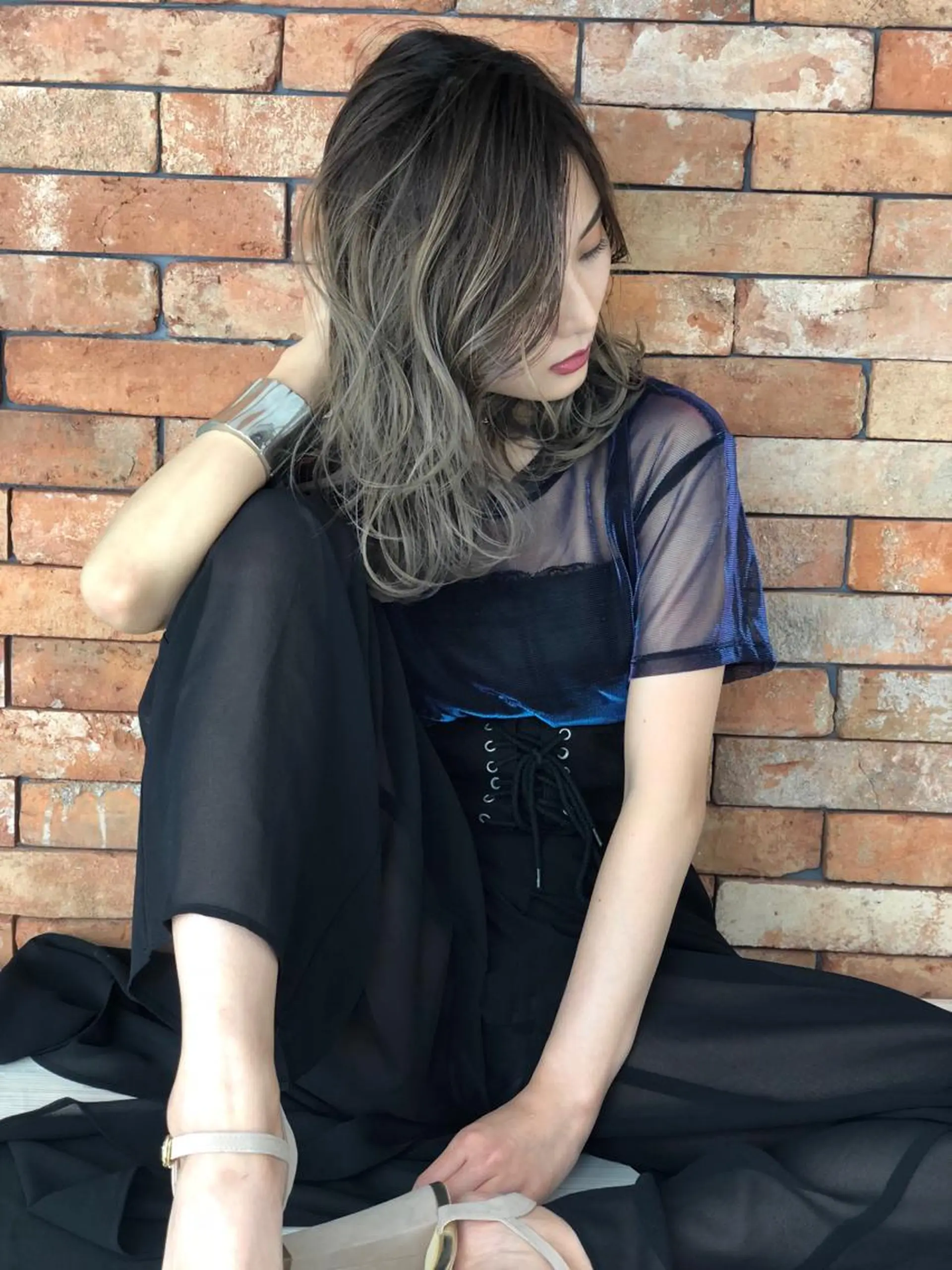 ミディアム カラー バレイヤージュ グレージュ シルバー シルバーグレージュ レイヤーカット ヘアカラー 松本 明日可のヘアスタイル