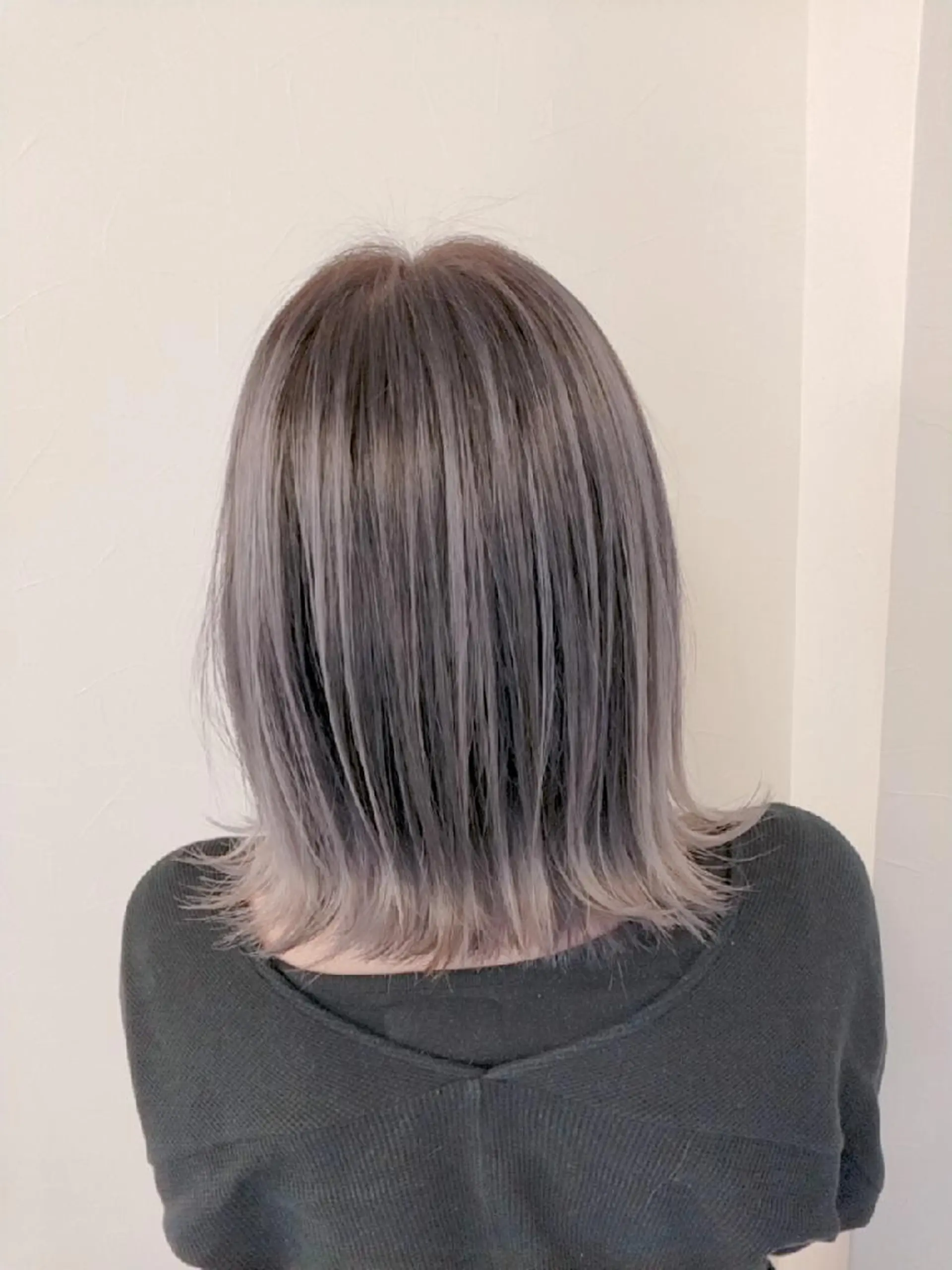 ミディアム カラー アディクシーカラー バレイヤージュ ブリーチ ケアブリーチ ダークグレー デザインカラー髪質 改善Lilithのその他イメージ