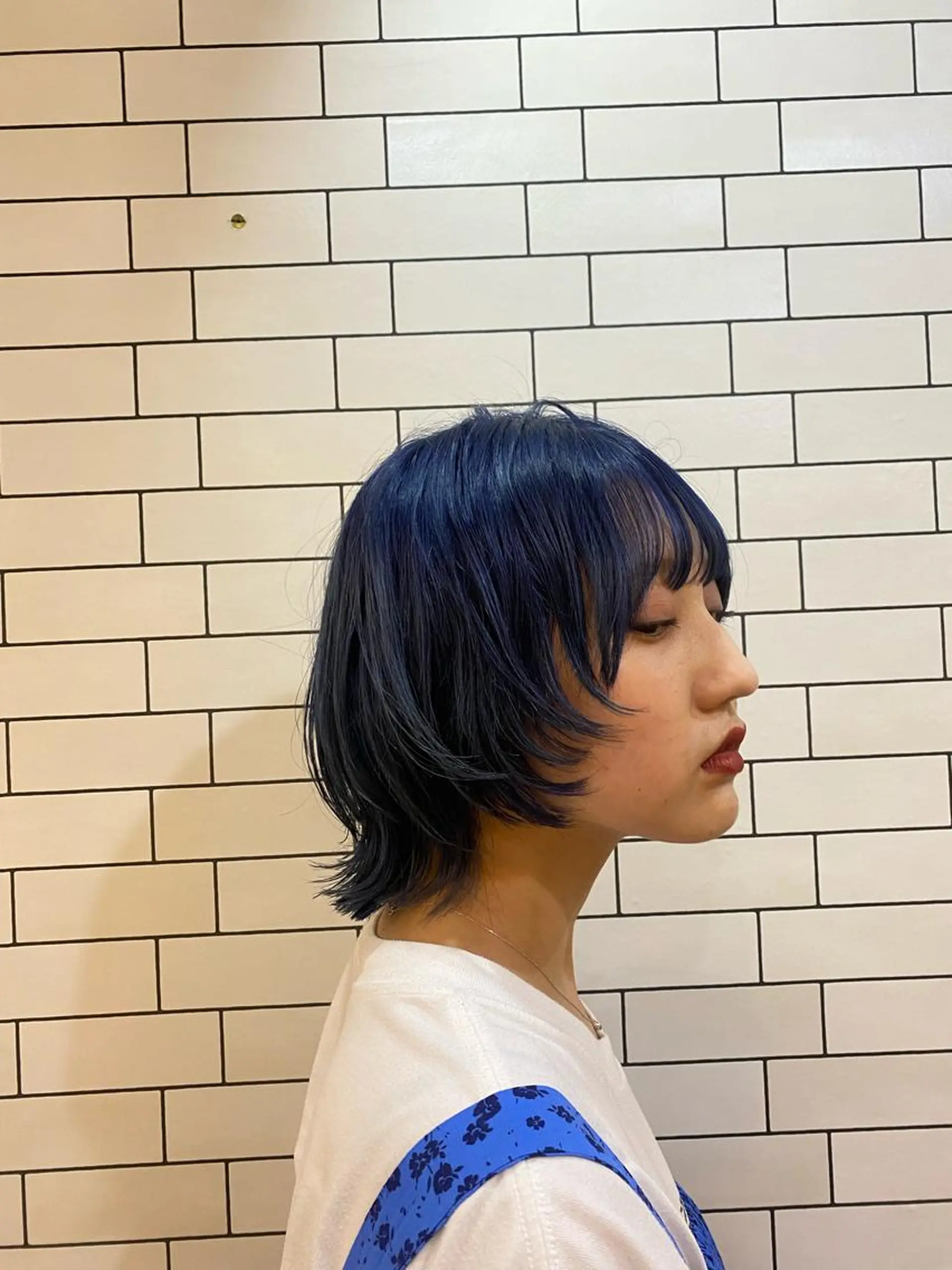 ショート カラー ネイビーカラー ウルフカット ヘアカラー オーストヘアージジ所属・TAI透明カラー 柔らかい縮毛矯正のヘアスタイル