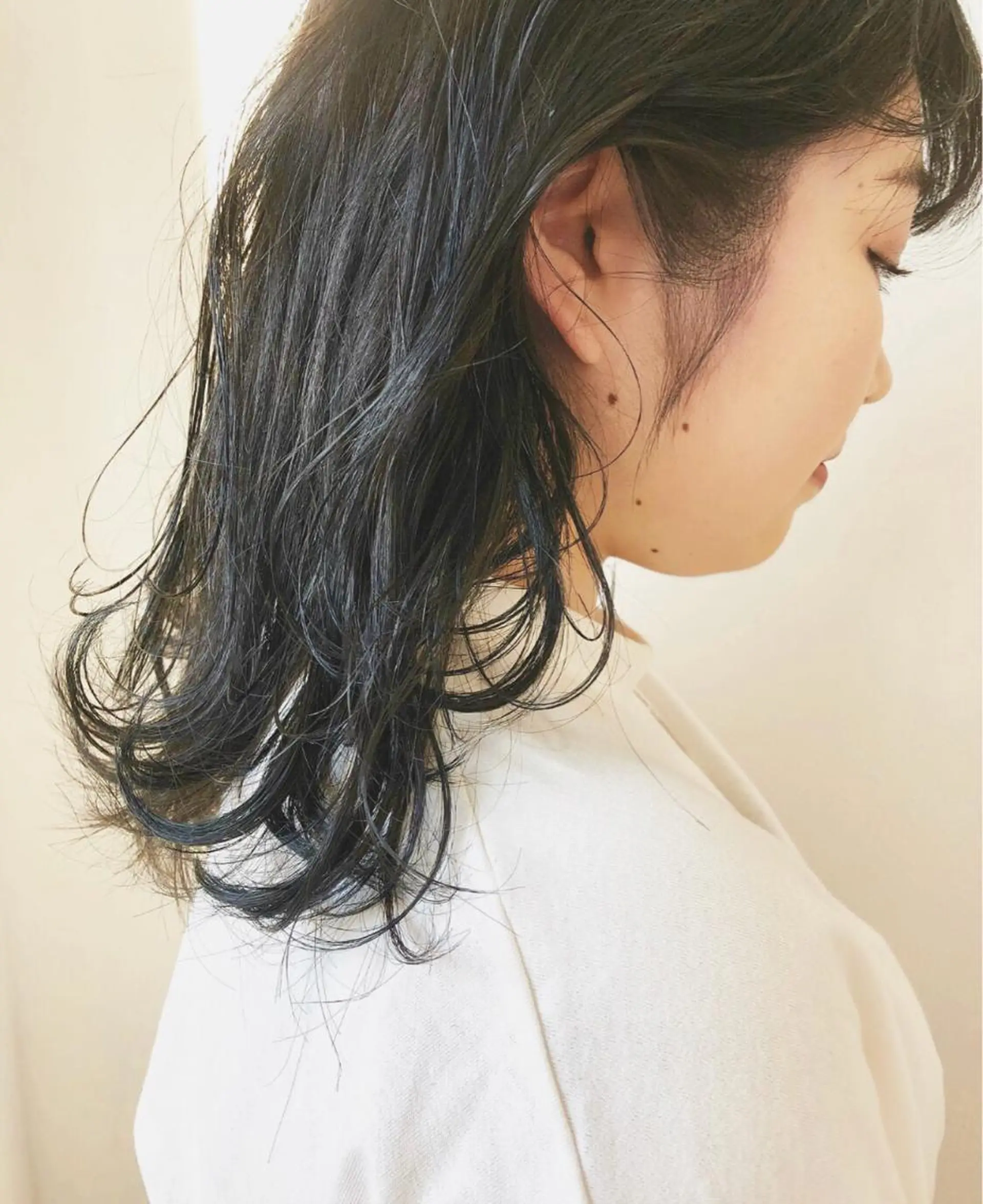 ミディアム カラー ブルーカラー ブルージュ 岩田 萌那のヘアスタイル