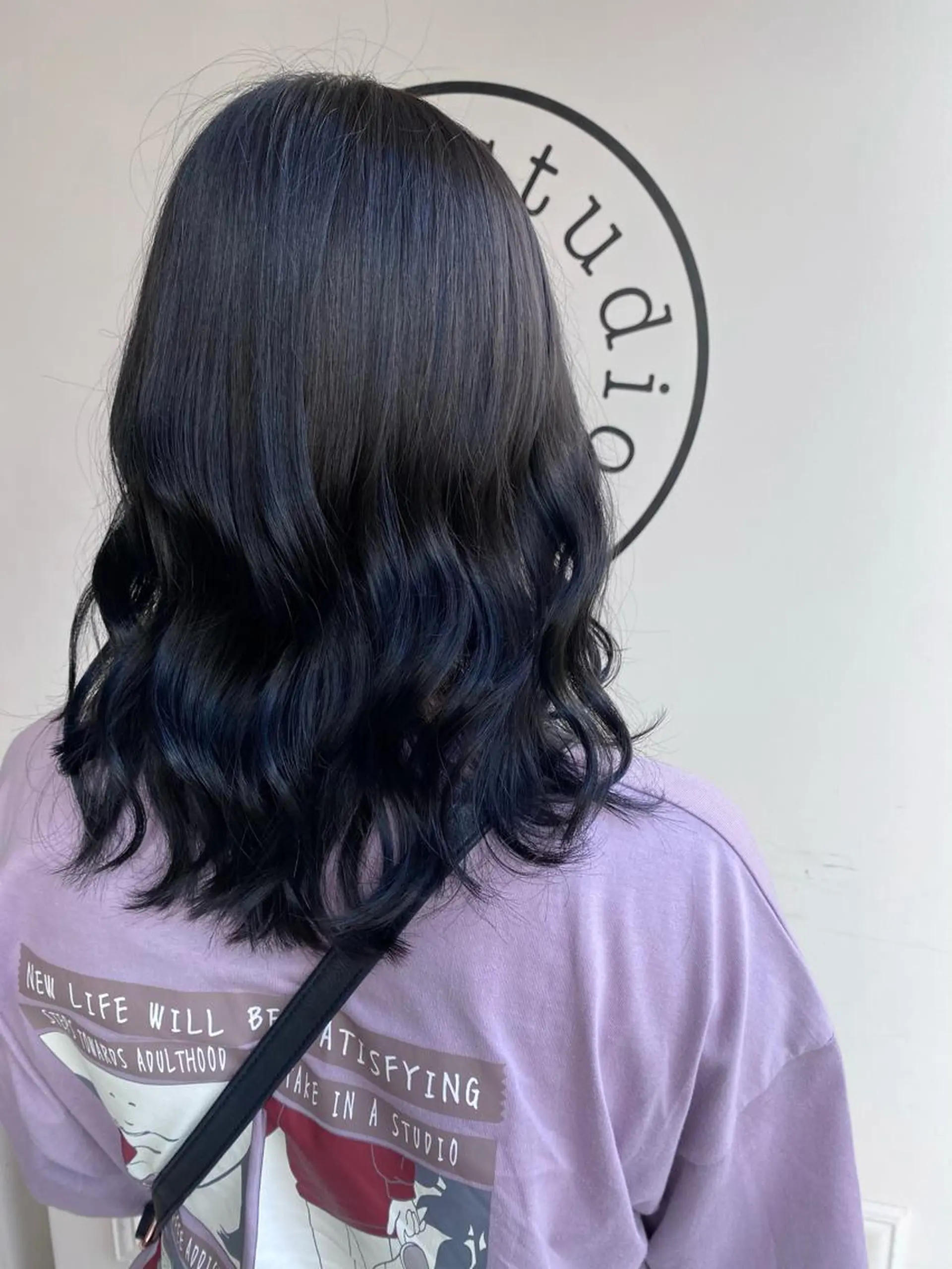 ミディアム カラー 黒髪 ブルーカラー ブルーブラック カット ヘアカラー 川越 輝梨奈のヘアスタイル