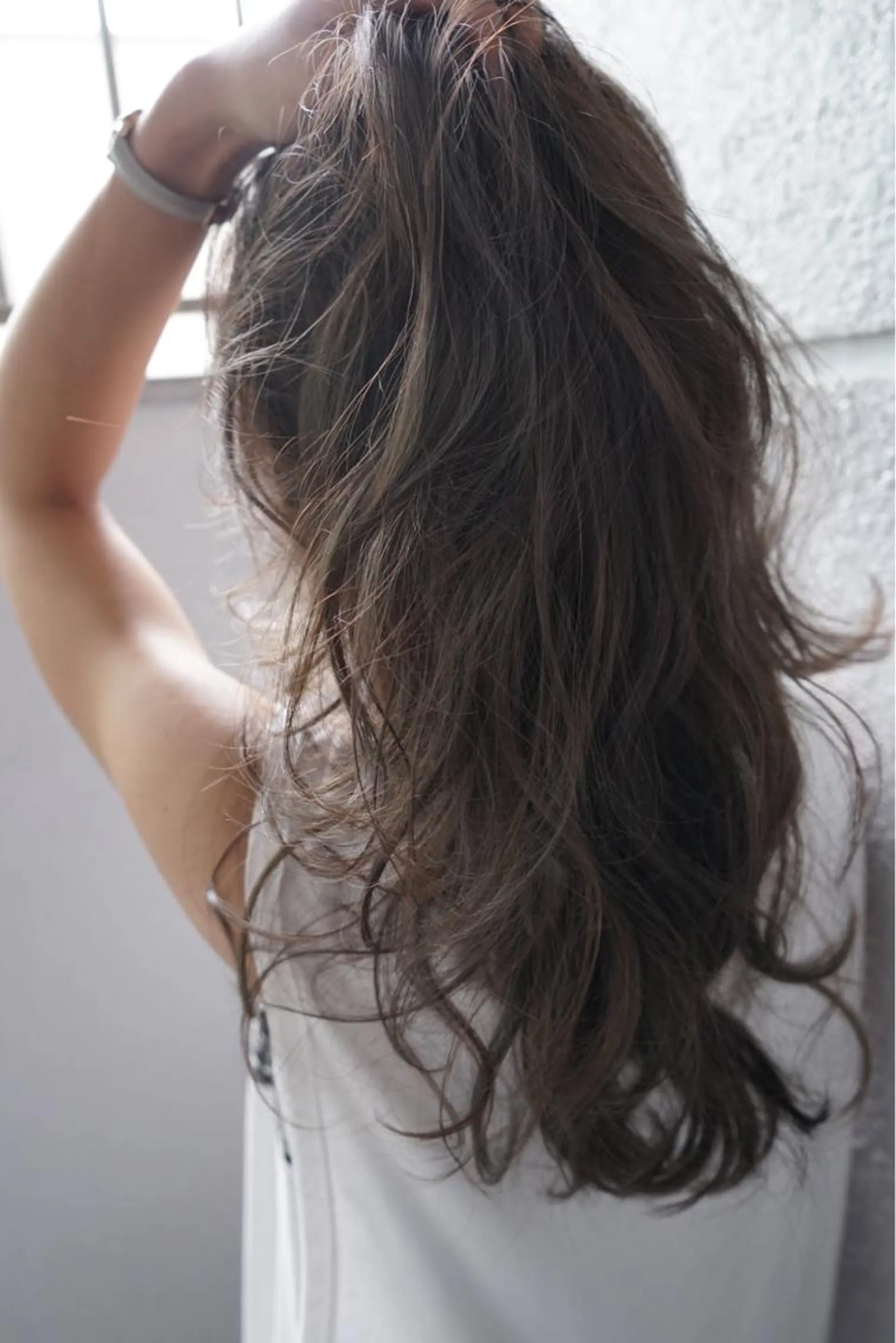 ロング カラー グレージュ ハイライトカラー オリーブグレージュ オリーブグレー ハイライト WHOLE所属・花井 啓好のヘアスタイル
