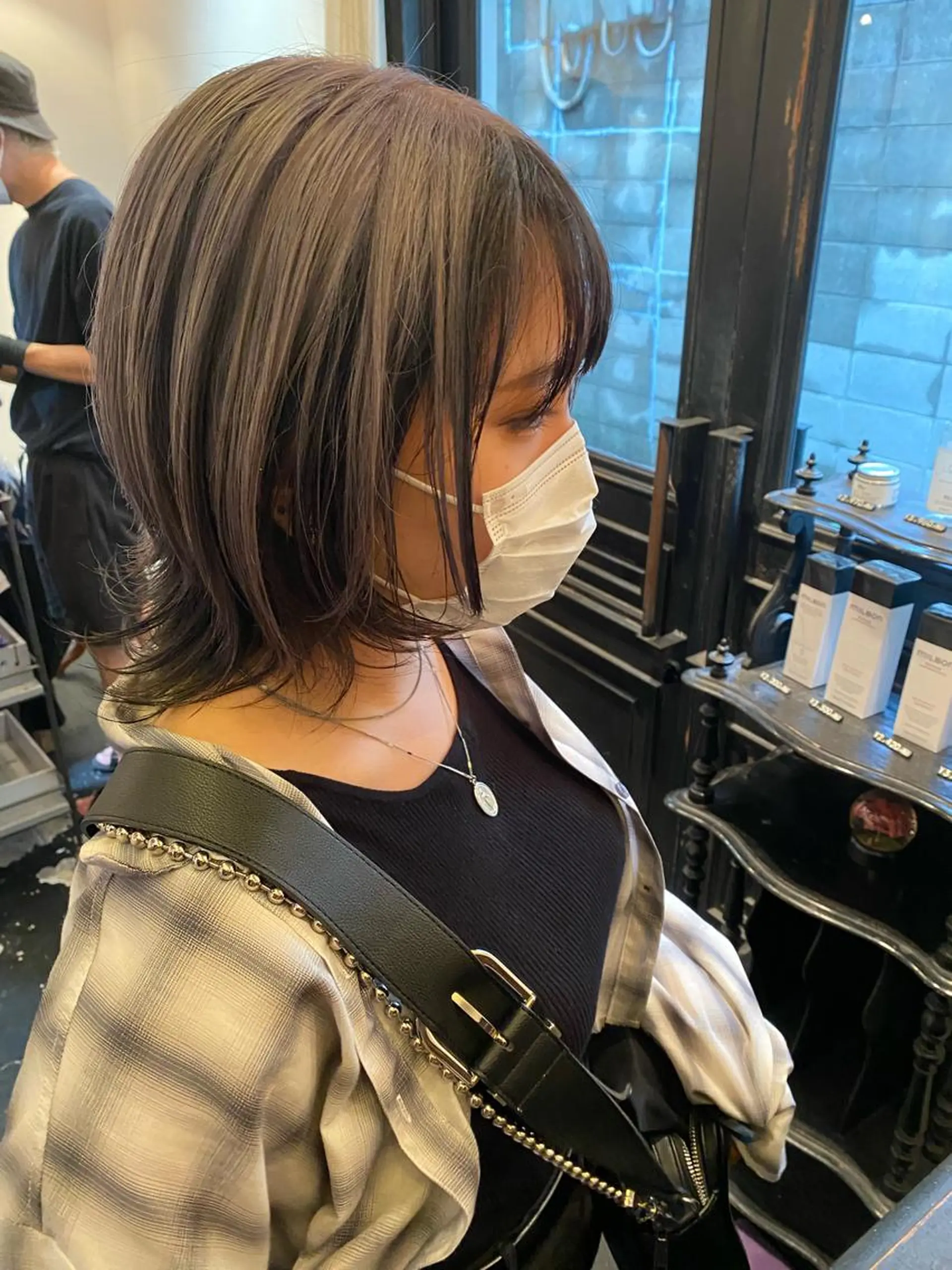 ミディアム カラー 黒髪 ブリーチ シルバー ヘアカラー トリートメント ヘッドスパ tonari 梅田、中崎町のヘアスタイル