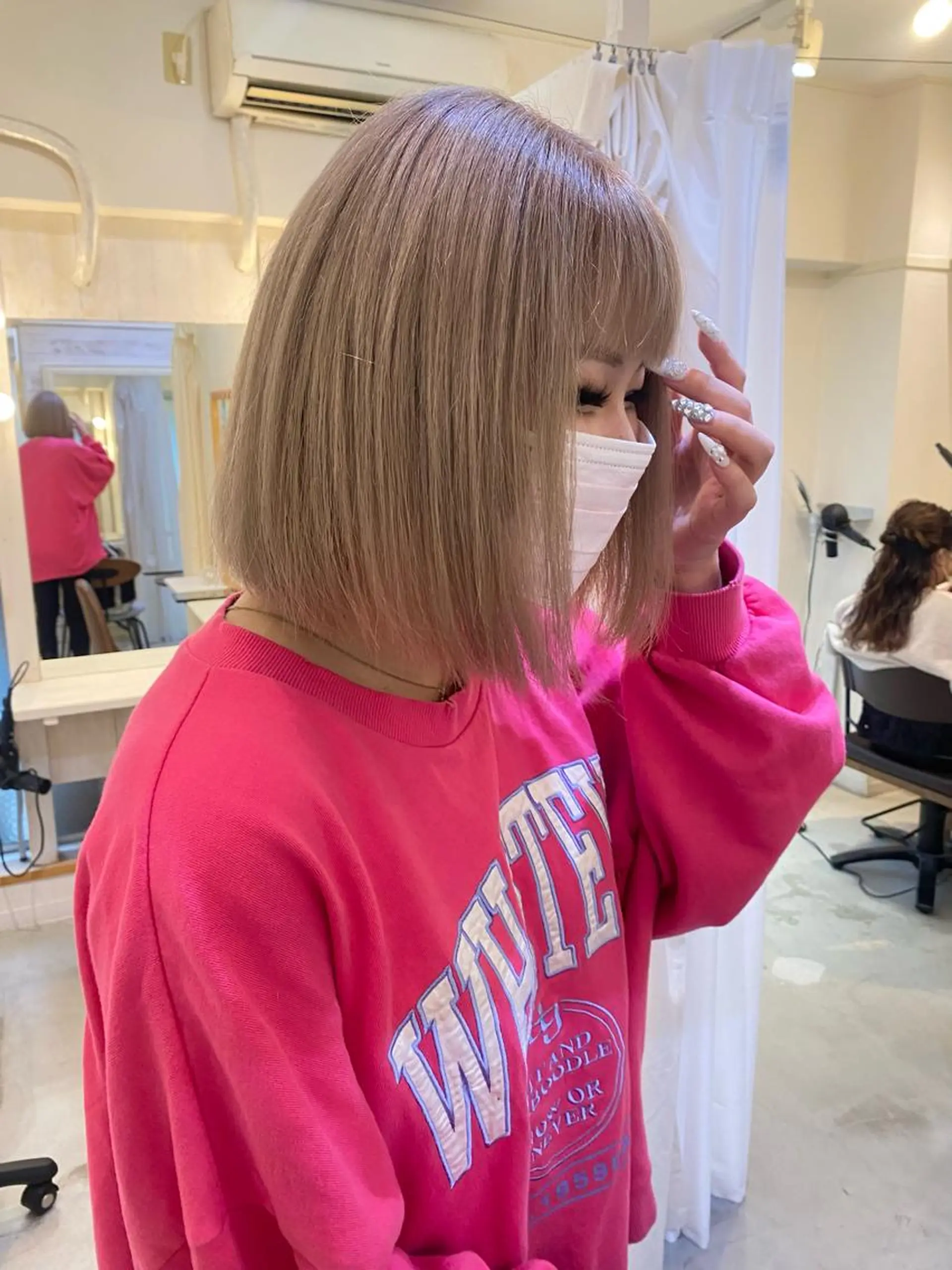 ミディアム ボブ ブリーチなしカラー レイヤーカットのヘアスタイル