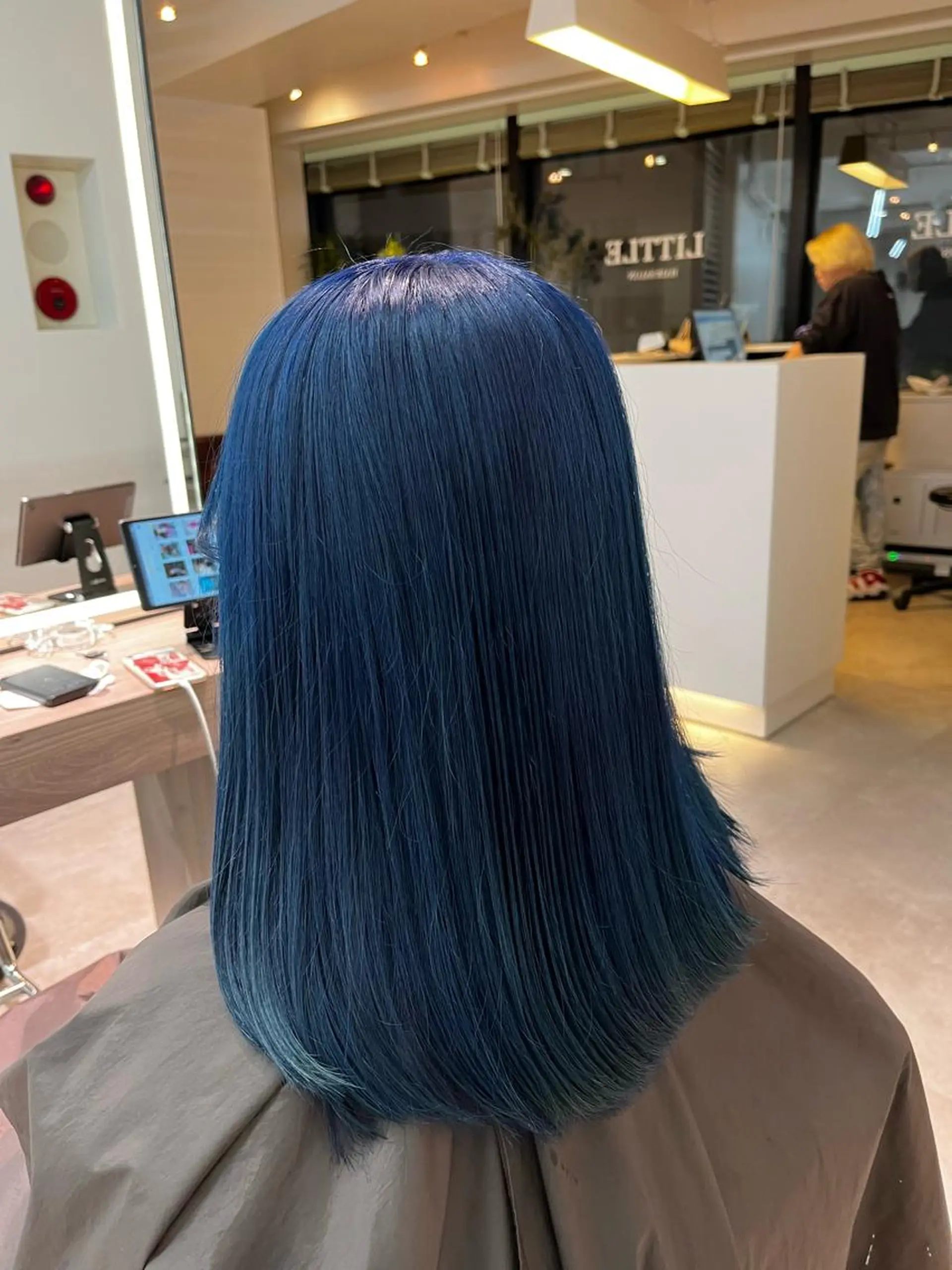 ロング カラー ブリーチ ブルーカラー ﾚｲﾔｰ/ﾊｲﾄｰﾝ ೀユイ🌙のヘアスタイル