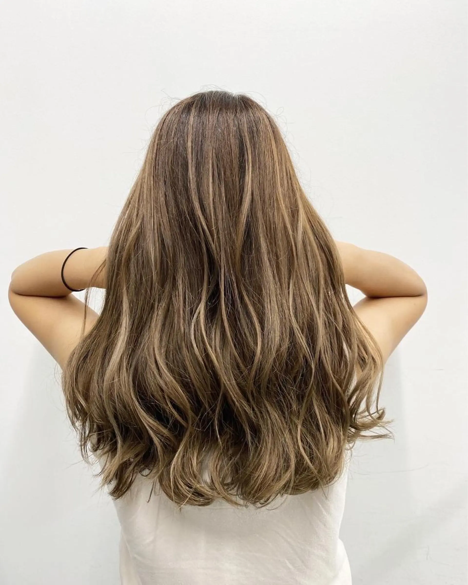 セミロング カラー グレージュ ハイライトカラー ハイライト 【公式】amble luxe池袋東口♻️のヘアスタイル