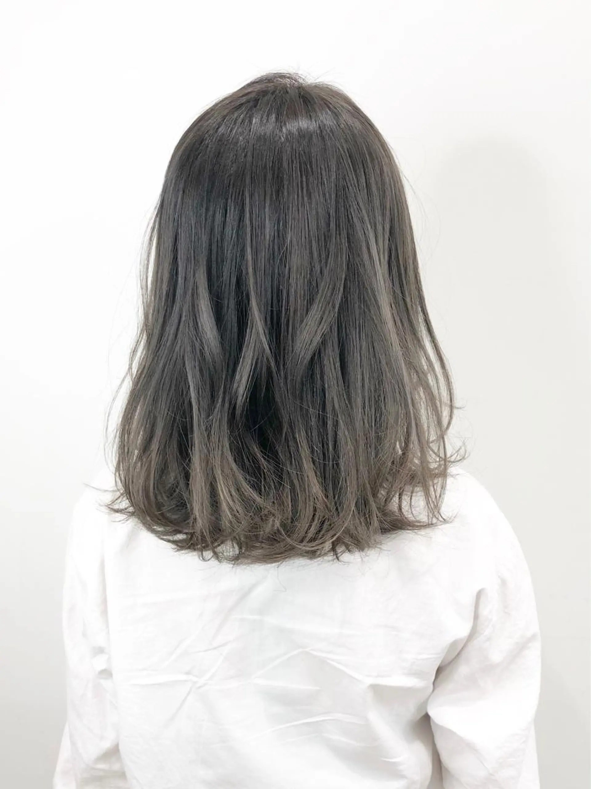 ミディアム カラー グレージュ ハイライトカラー ハイライト  渡部 妃月のヘアスタイル