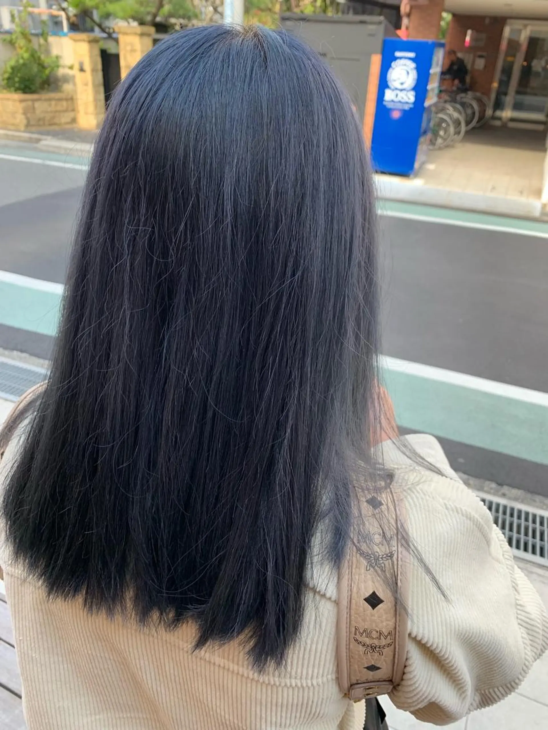 セミロング カラー ブリーチ グレージュ ネイビーカラー シルバー t.a.g所属・韓国レイヤー×艶髪 ハイトーンRyukiのヘアスタイル