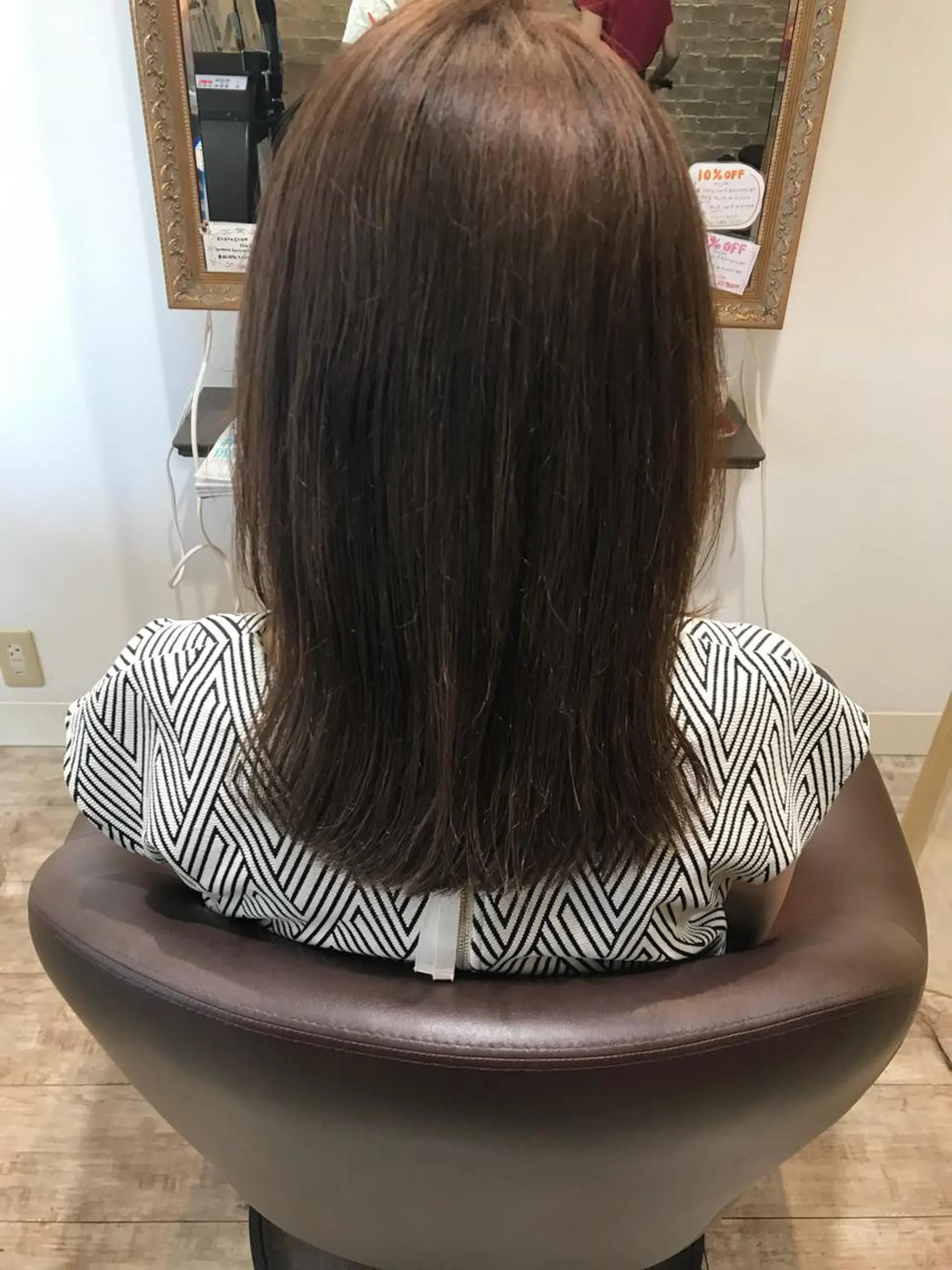セミロング アッシュ 伊藤 康乃のヘアスタイル