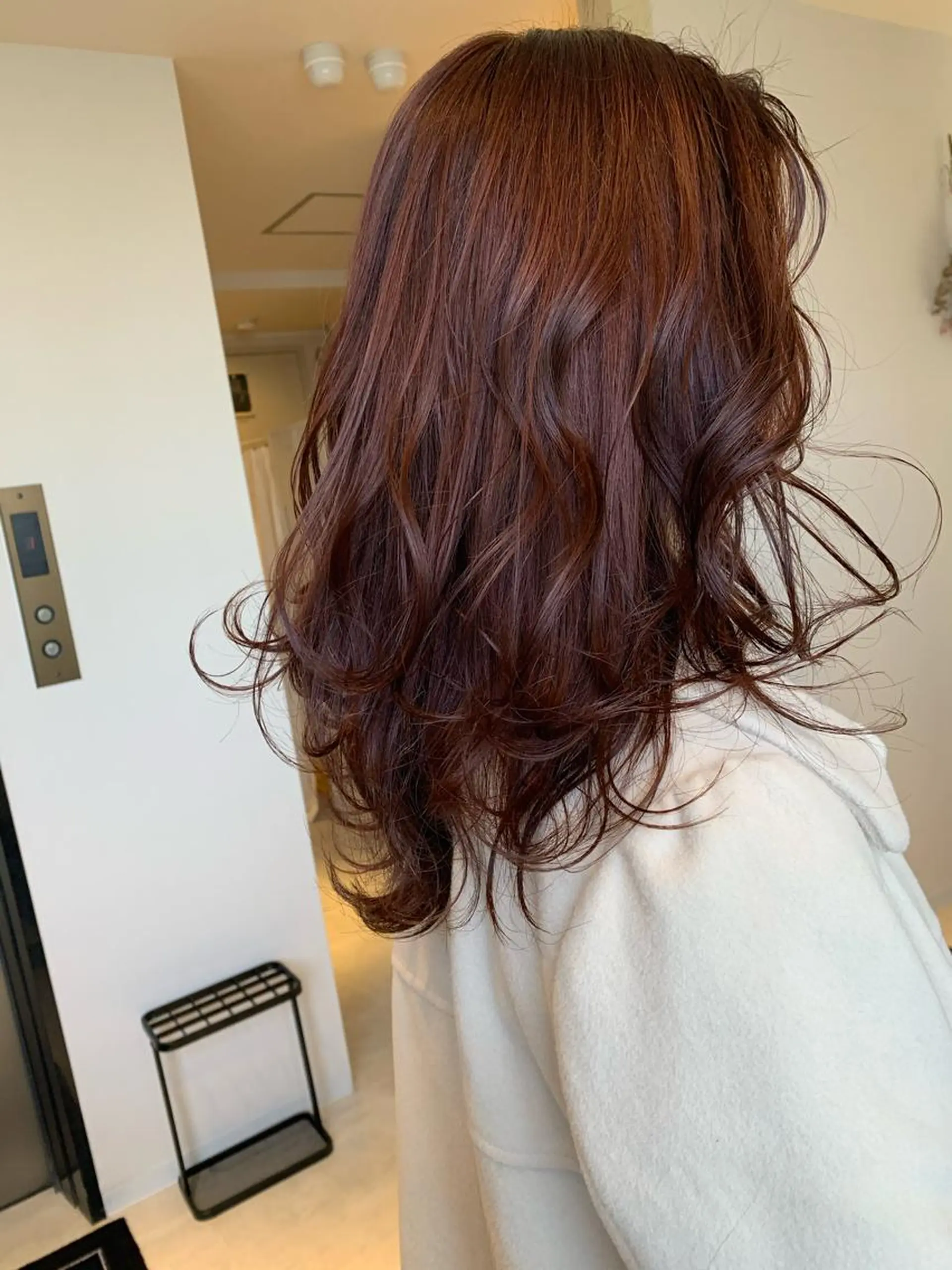 セミロング カラー アッシュ イルミナカラー ピンクカラー レッドカラー Eleanor 立川北口のヘアスタイル