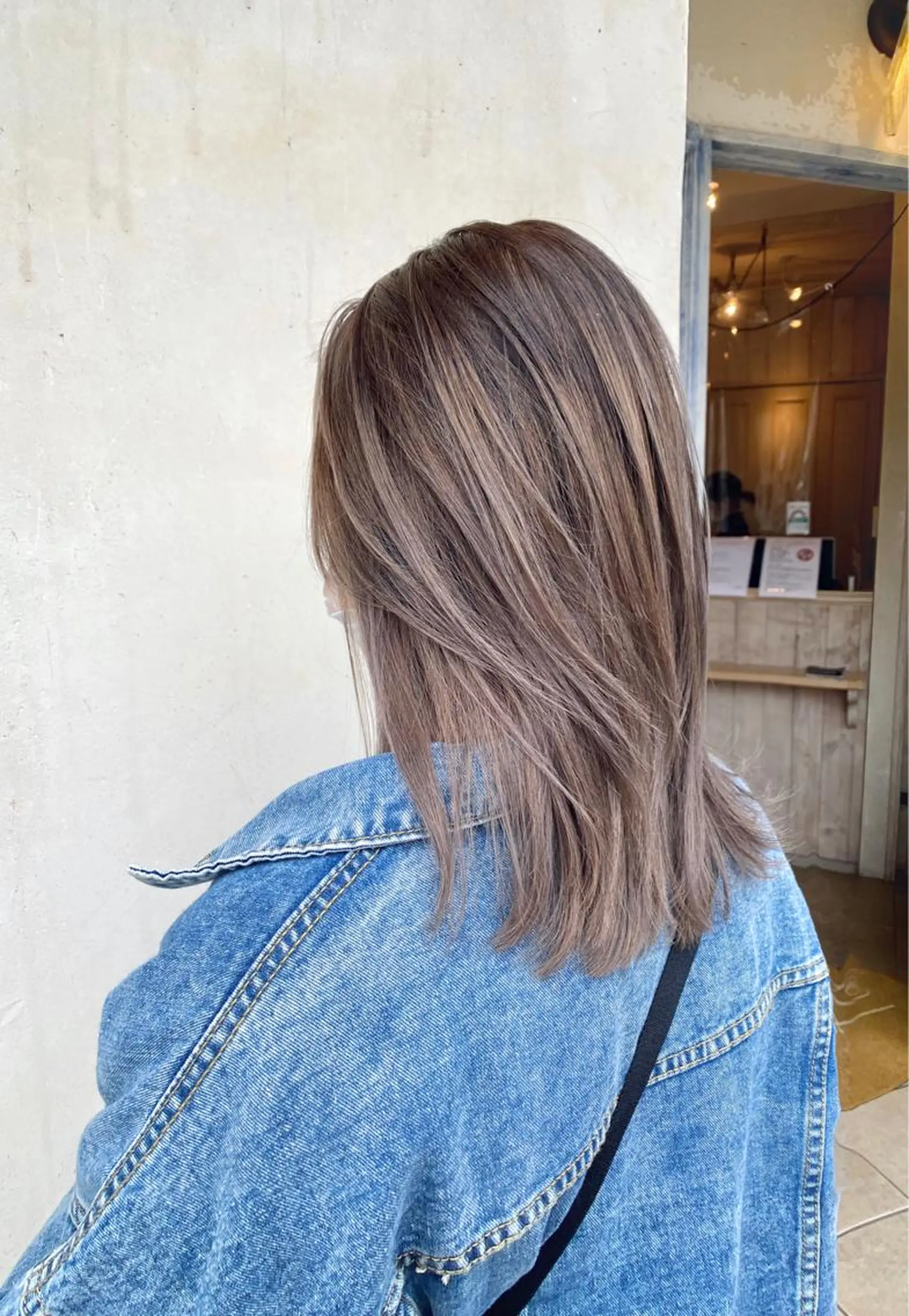 ミディアム カラー アッシュ ベージュカラー ハイライトカラー ハイライト ヘアカラー 森 早希絵のヘアスタイル