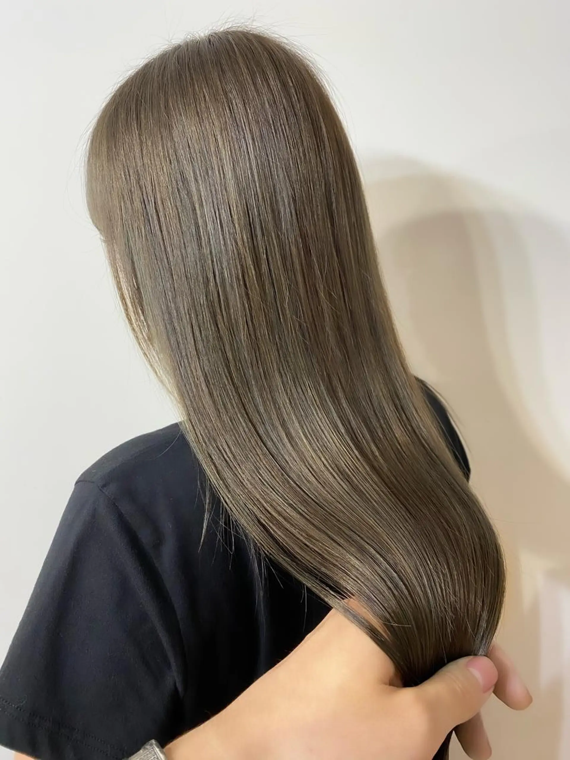 ロング カラー ブリーチ ハイトーンカラー オリーブグレー ヘアカラー ALLY（アリー）所属・ミニモお気に入り数 No.1宍戸雄弥のヘアスタイル