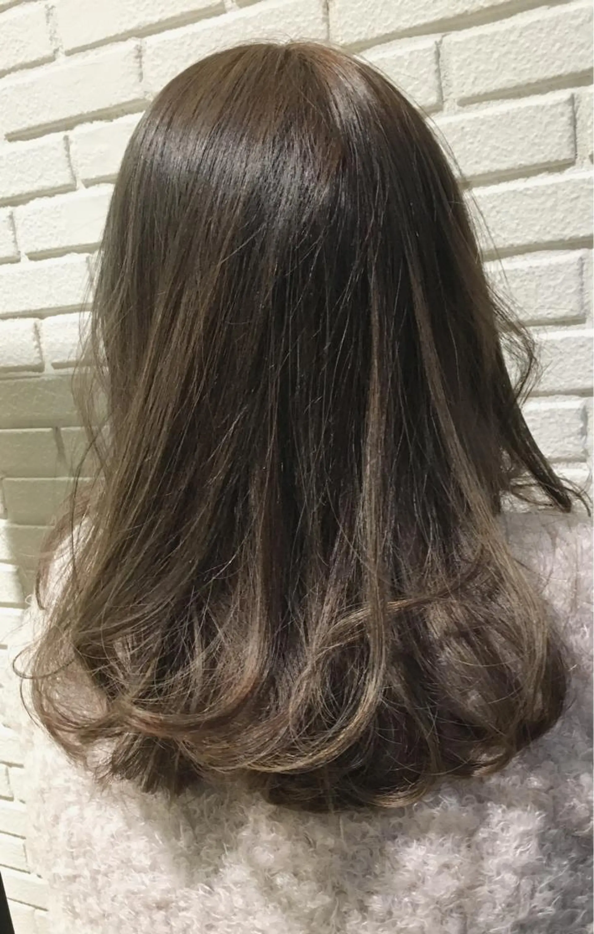 セミロング カラー ブリーチ ハイライトカラー シルバー ハイライト 安藤 明日翔のヘアスタイル