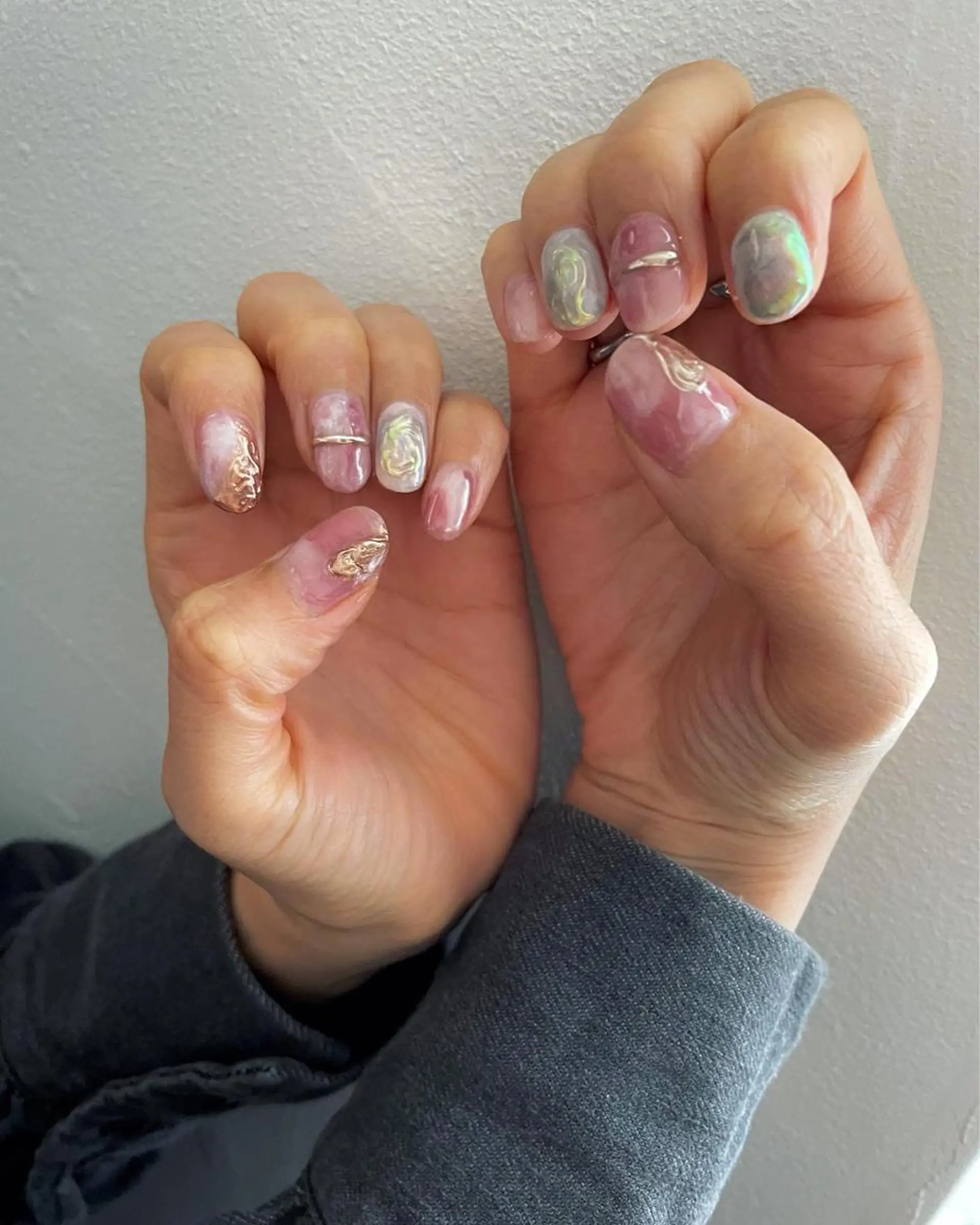 ネイル オーロラネイル ブルー クリアネイル ジェルネイル ゴールド ハンドネイル フットネイル 甲斐市自宅サロン 🧸prunelleのネイルデザイン